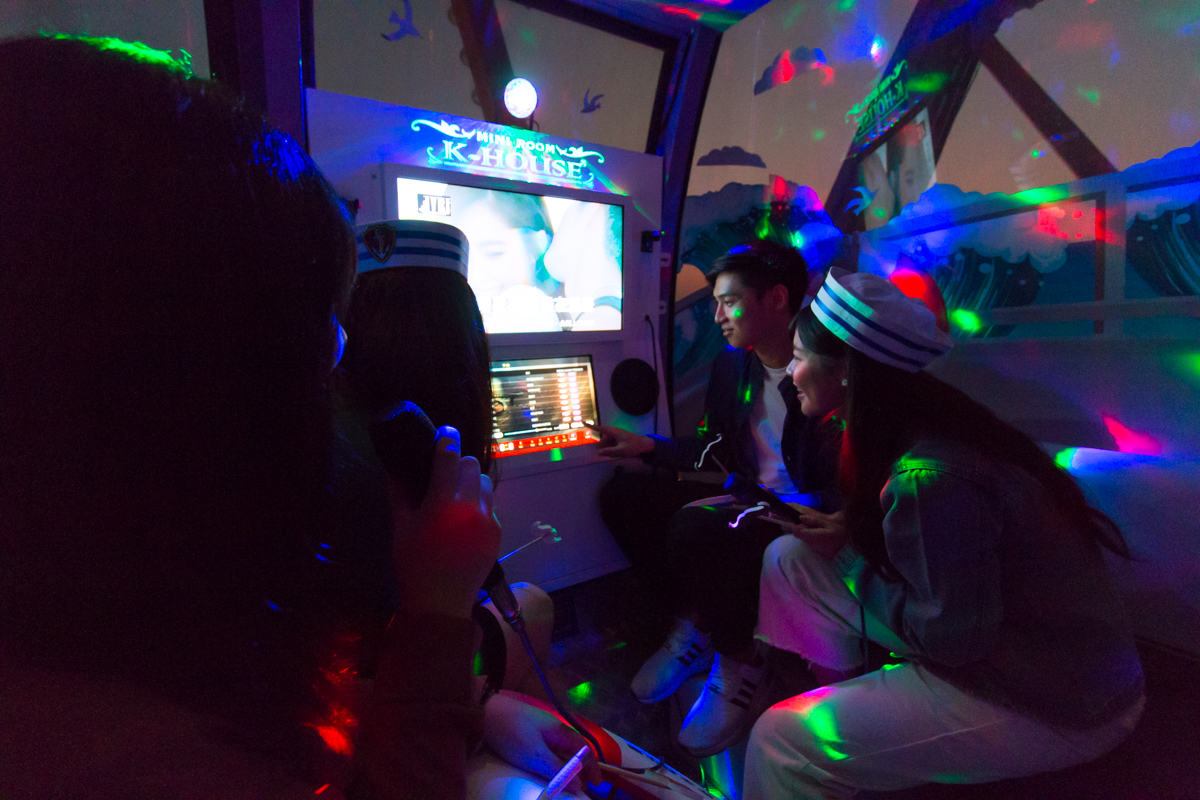 一邊搭摩天輪，後面還可以看到天色呢。（義大遊樂世界提供）