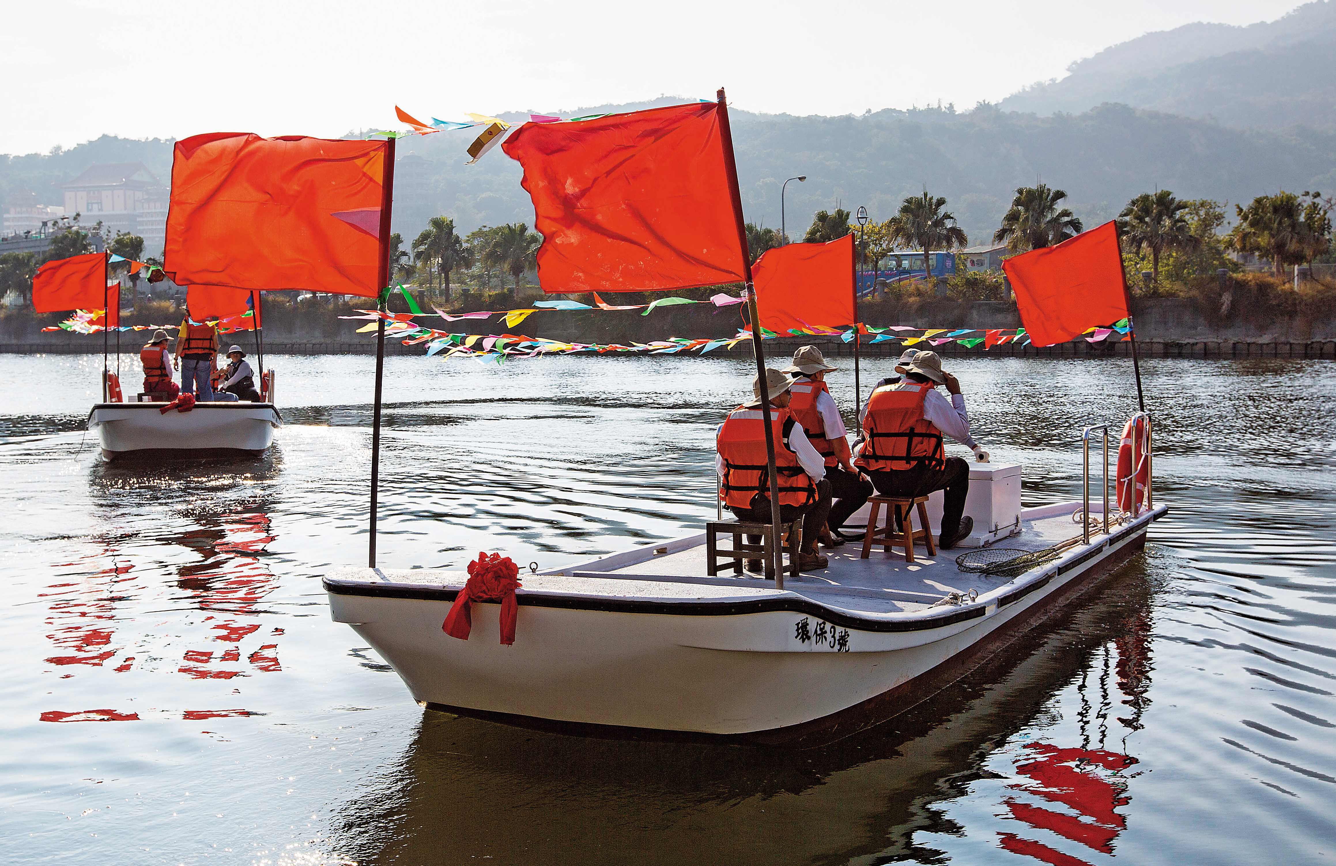 環保局上週下水的2艘全新清潔打撈船，遭人爆料在使用上有許多缺點。