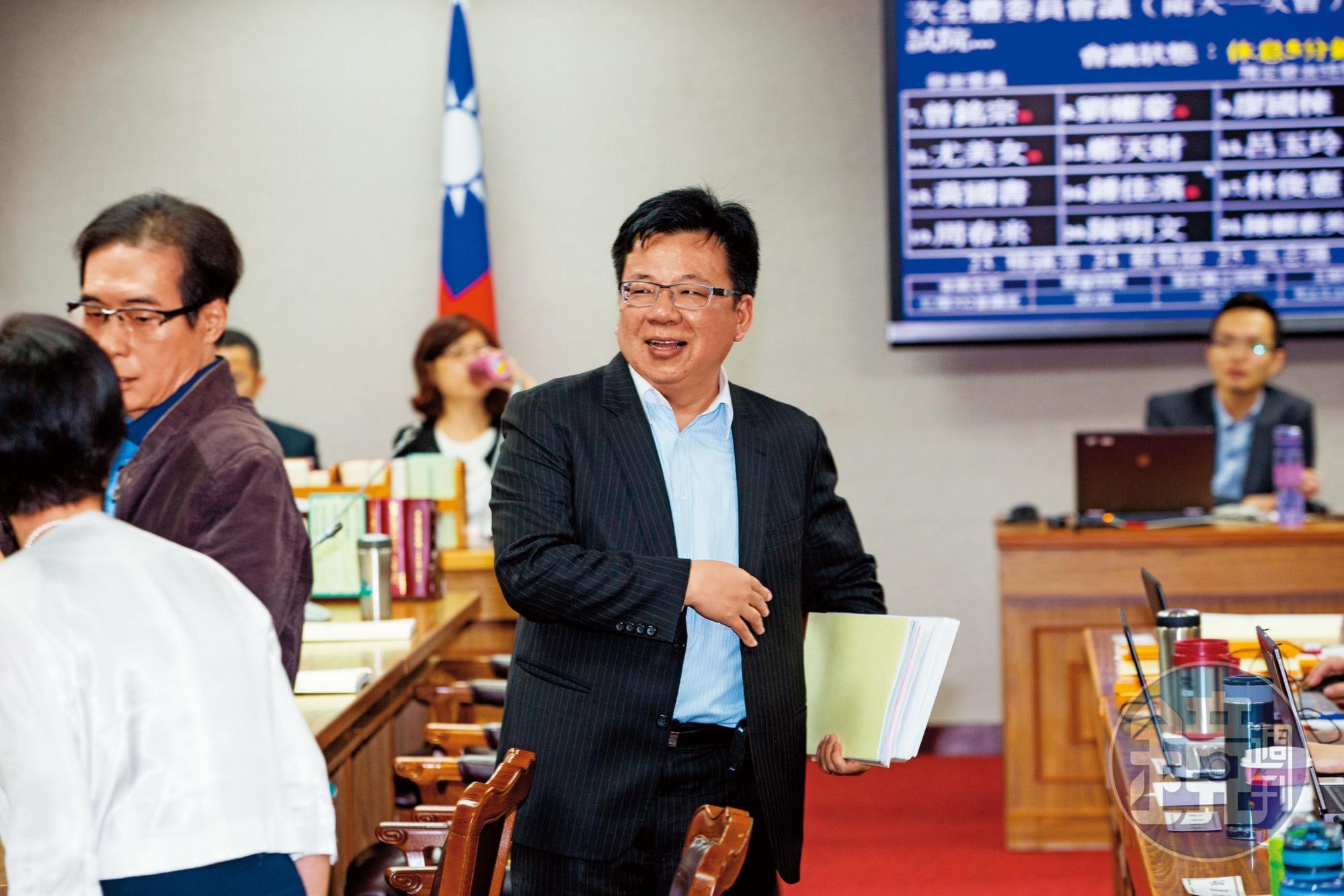立法院去年四月三讀通過公職人員併社團年資處理條例，民進黨立委李俊俋要求銓敘部要還財於民，加速追討溢領款項。