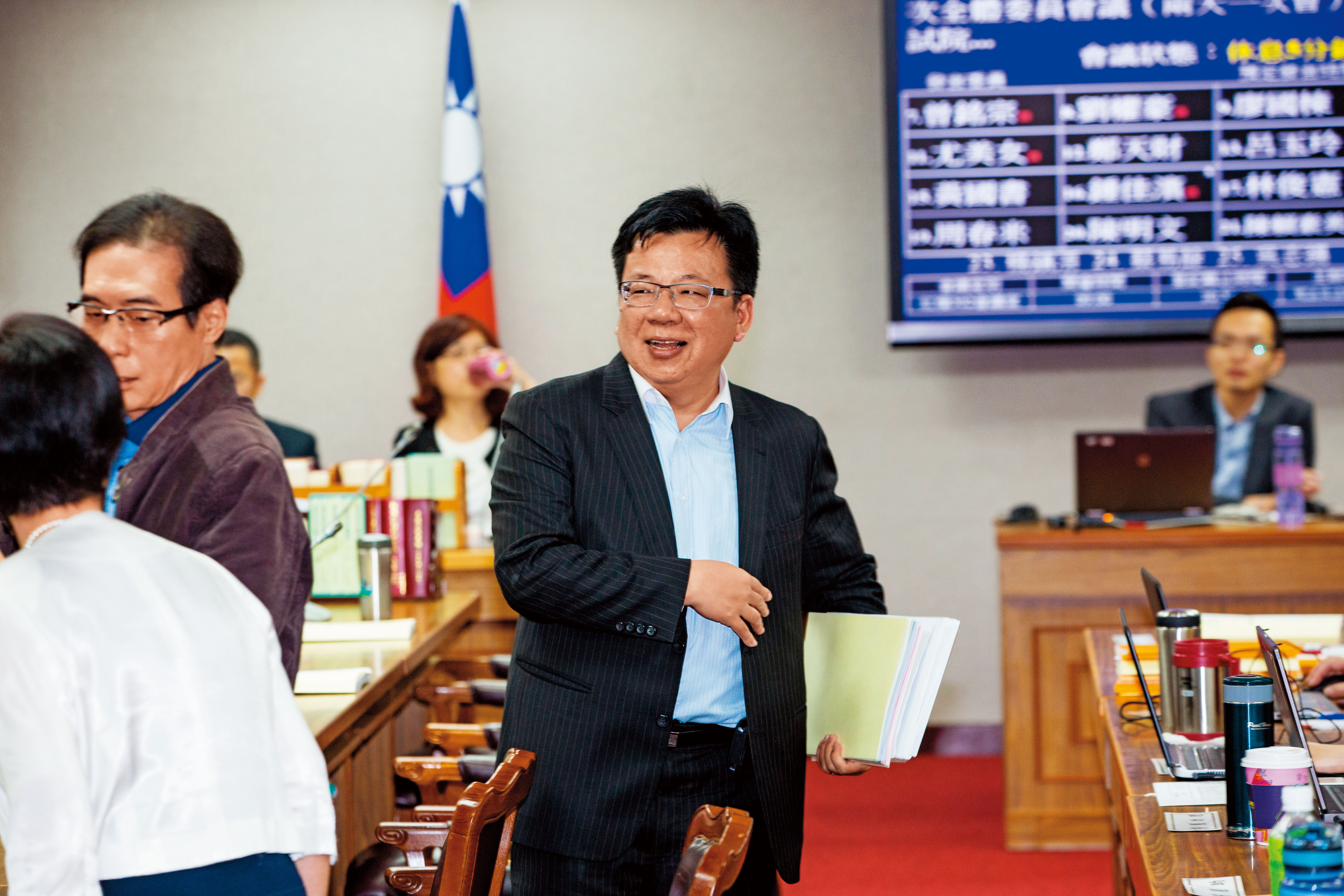 立法院去年四月三讀通過公職人員併社團年資處理條例，民進黨立委李俊俋要求銓敘部要還財於民，加速追討溢領款項。