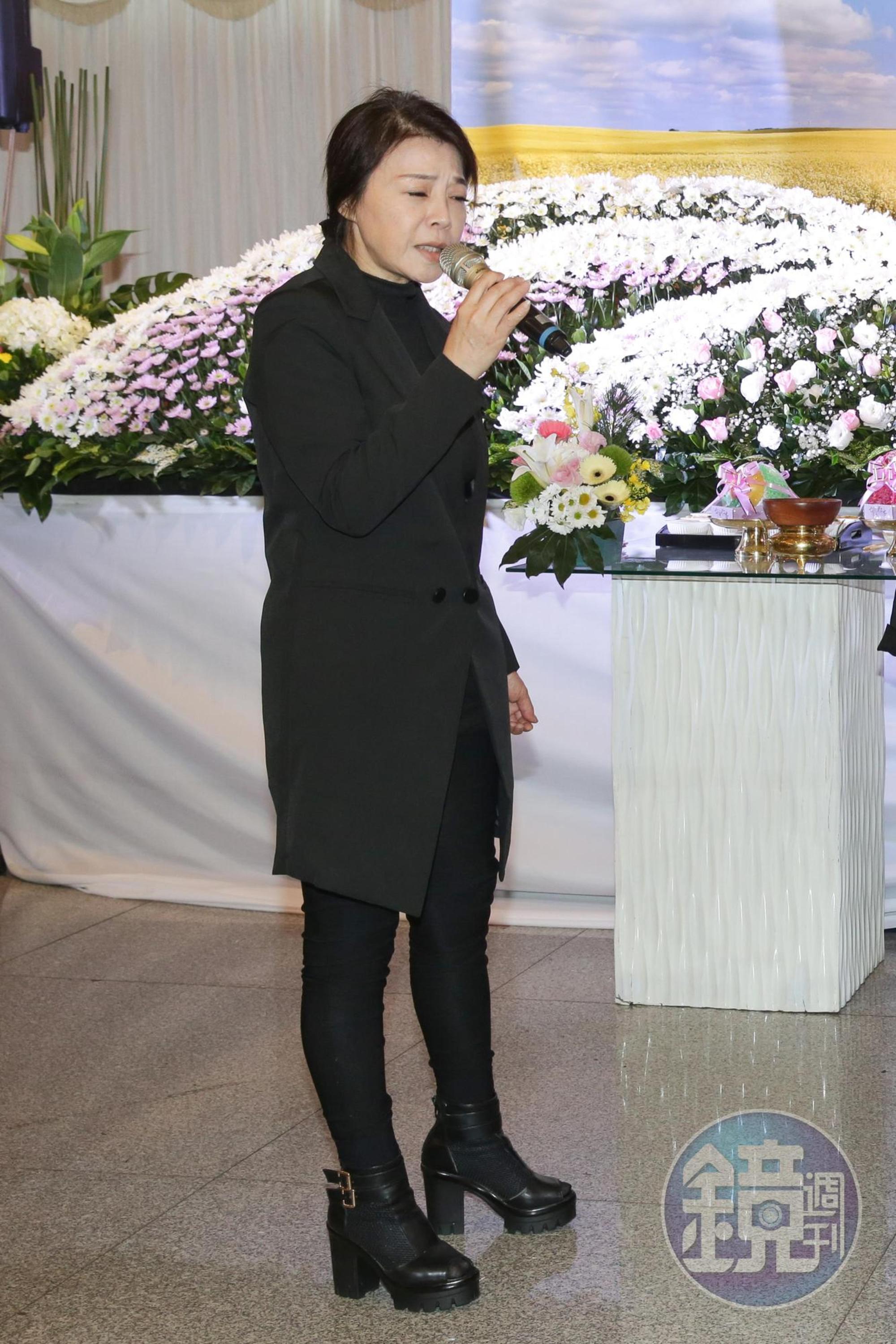 今天是安迪和阿娥結婚30週年紀念日,阿娥親筆寫了一首思念的歌〈攬乎緊〉在告別式上獻唱。