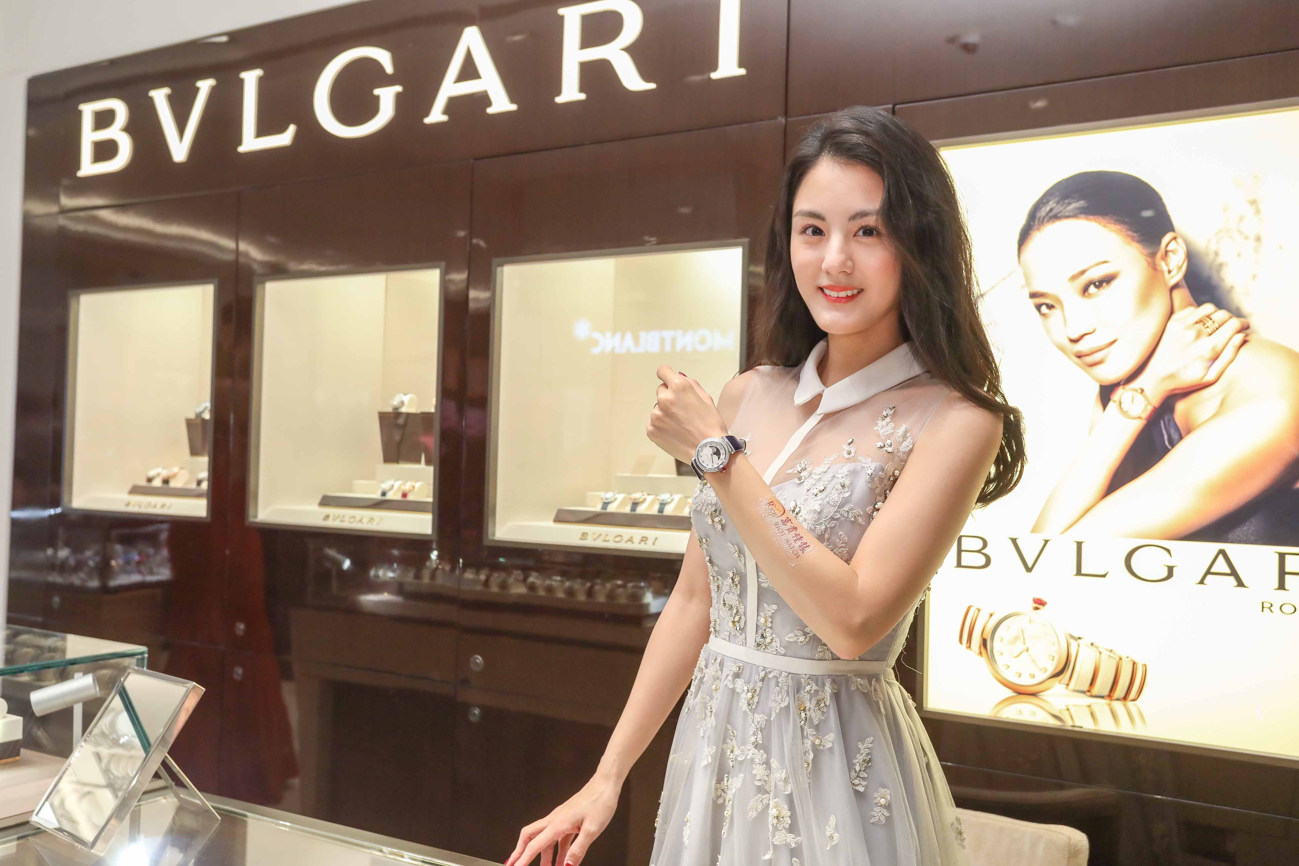 宋紀妍以一襲吸睛薄紗長禮服亮眼現身富貴鐘錶旗艦店開幕。（富貴鐘錶提供）