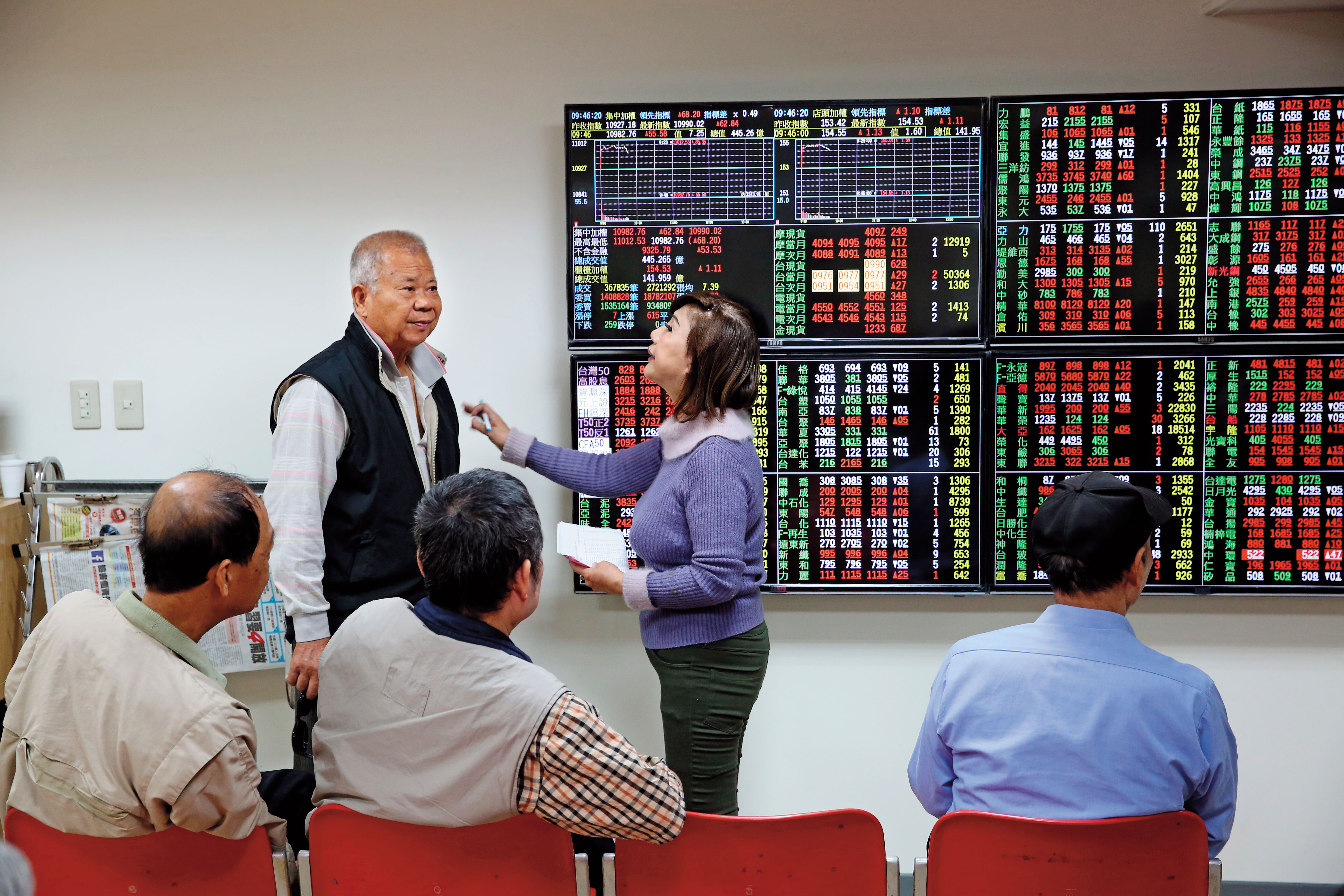 退休族群通常擔心股票的高波動而不敢持有，但因股債資產是負相關，組合後不僅可拉高報酬率，波動風險也會變小。