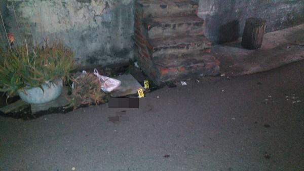 台中清泉崗機場外驚傳槍響，男子蔡明潭遭狙擊身亡，案發現場血跡斑斑。（警方提供）