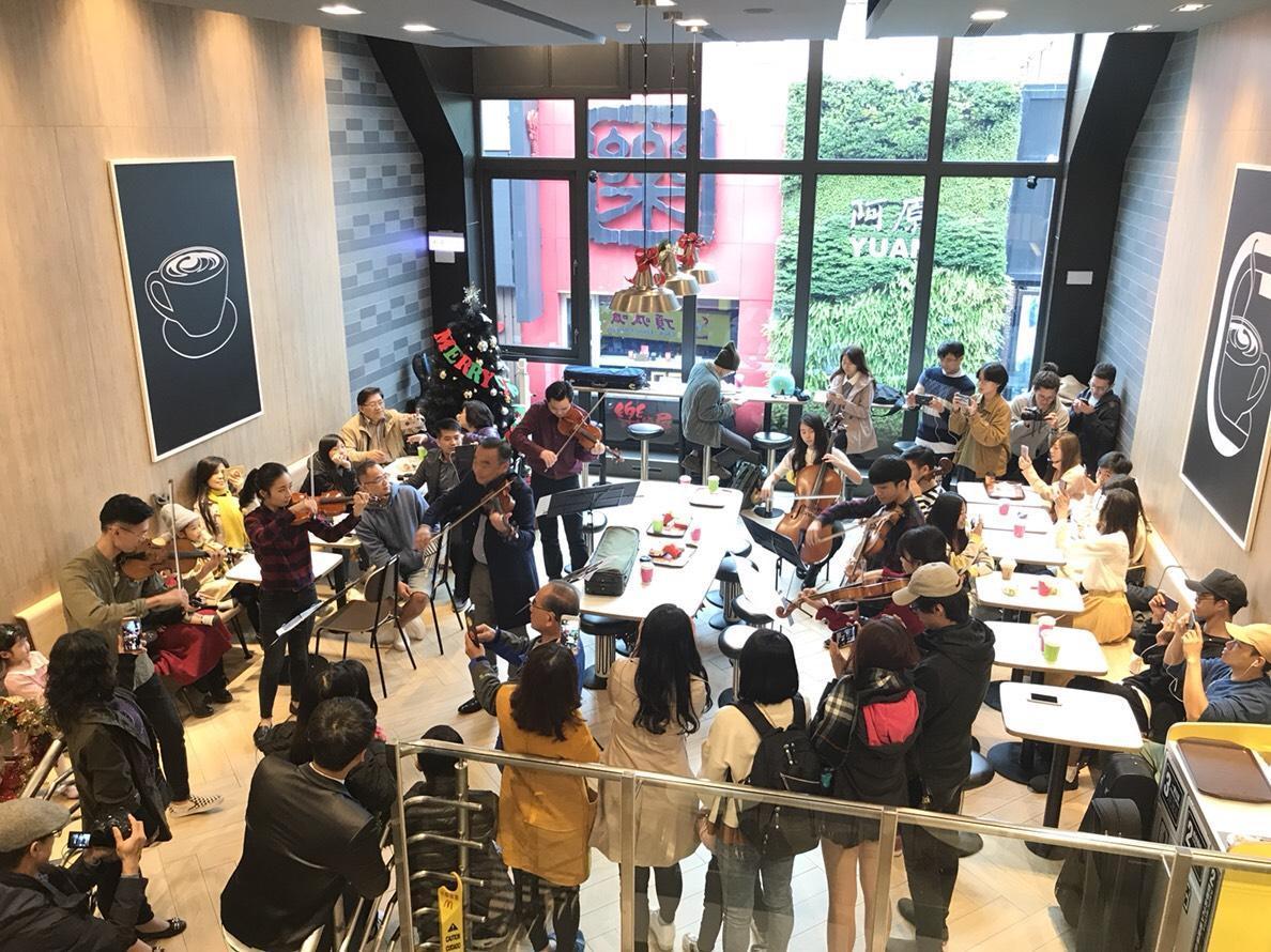 小提琴家林昭亮與團隊現身西門町麥當勞快閃演奏。(麥當勞提供)