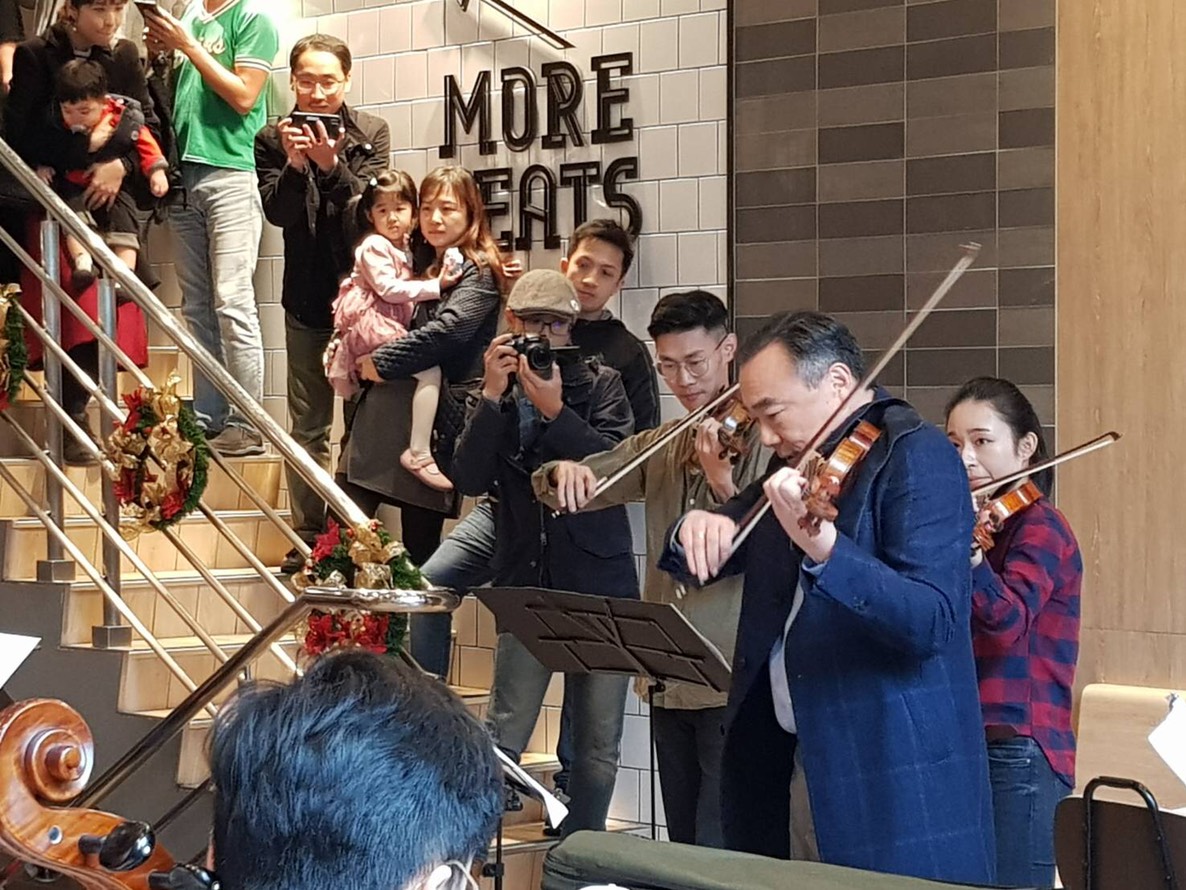 小提琴家林昭亮與團隊現身西門町麥當勞快閃演奏。（麥當勞提供）