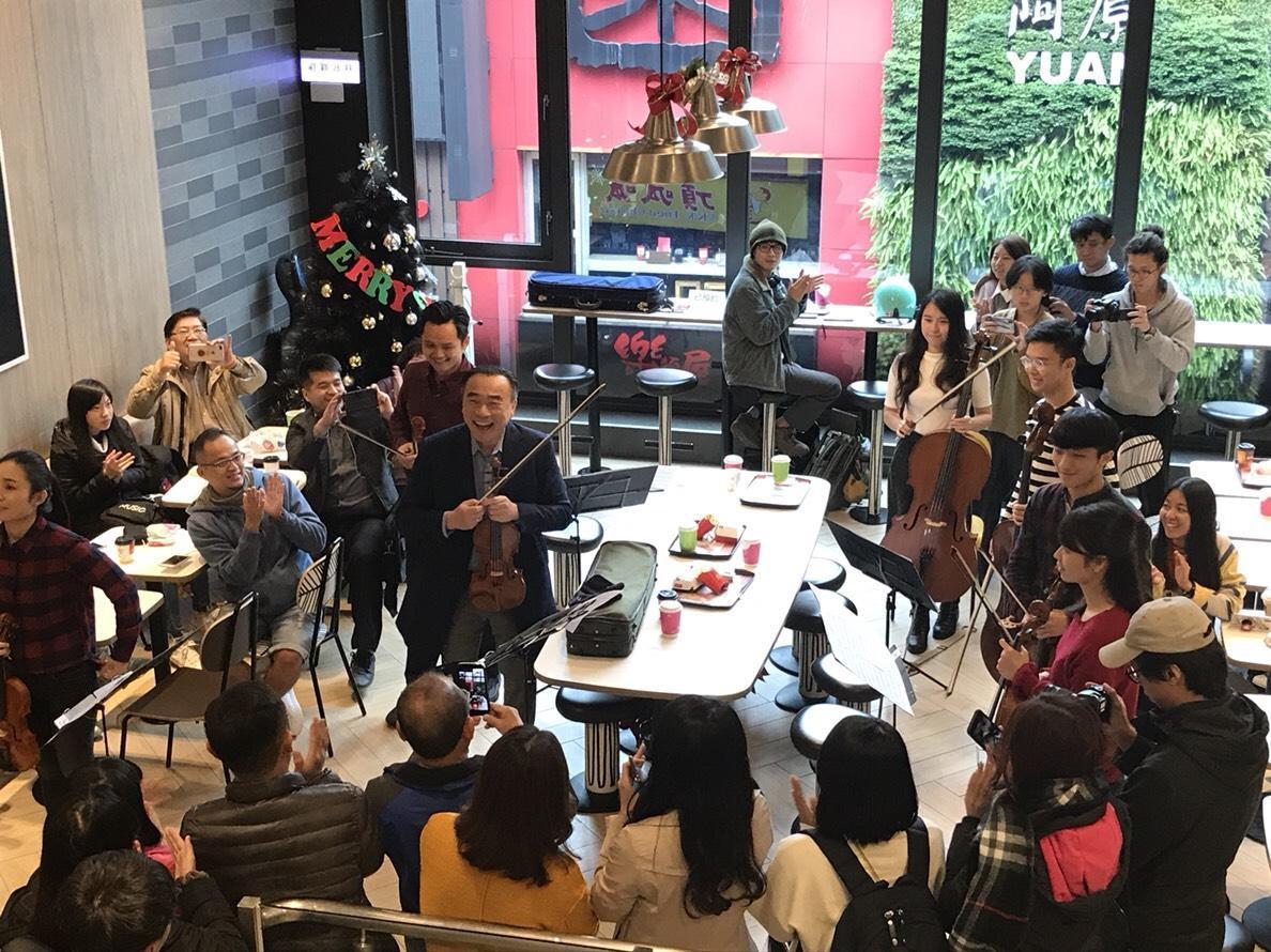 小提琴家林昭亮與團隊現身西門町麥當勞快閃演奏。(麥當勞提供)