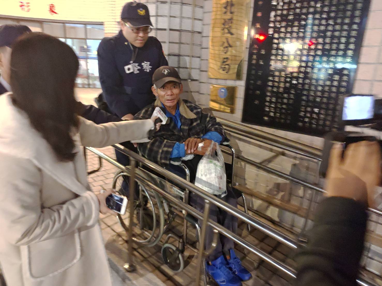 因為偽造文書通緝在案的「抗議天王」柯賜海今在亞東醫院看病時遭到逮捕。（警方提供）