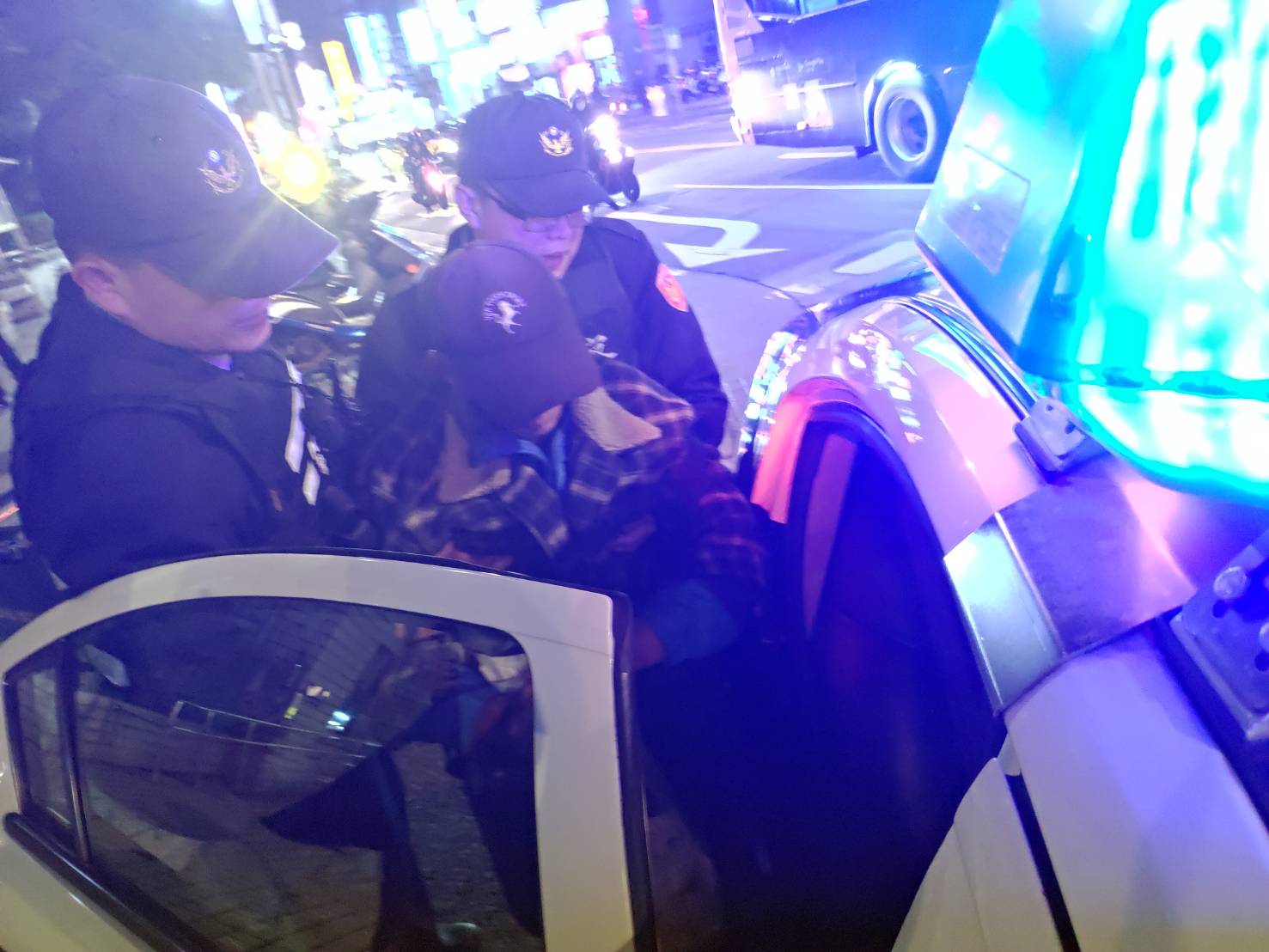 柯賜海身體狀況不佳需兩名員警攙扶上車。（警方提供）