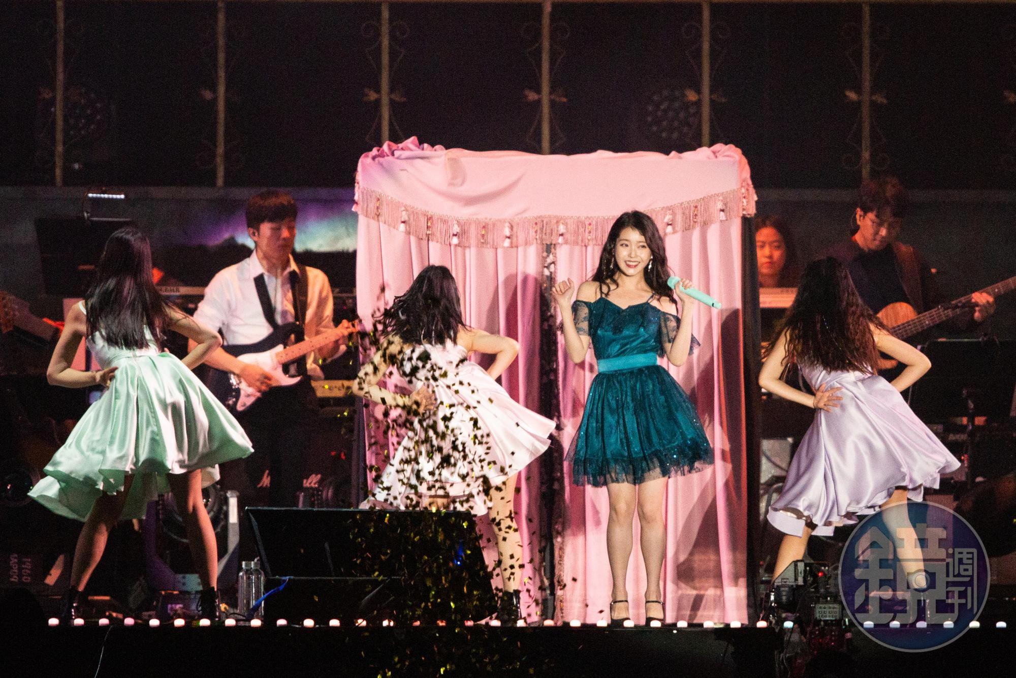 韓國歌手IU今晚在台北舉行演唱會，5000個座位全部賣光光。