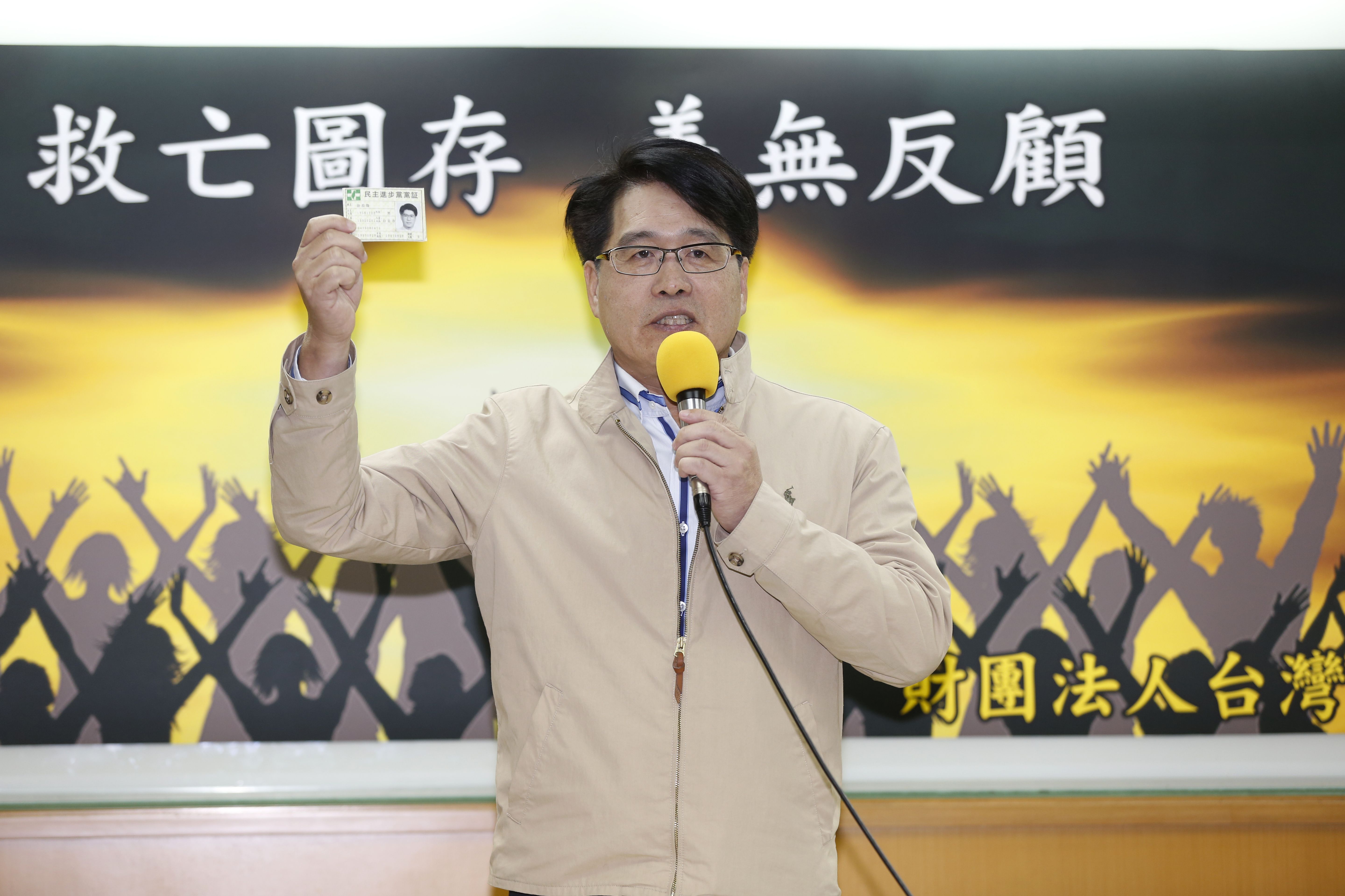游盈隆表示，葉俊榮為何這個時候突然做出這個沒頭沒腦的決定，讓認識他的人都一頭霧水。