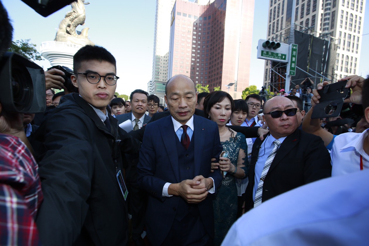 高雄市長韓國瑜就職典禮演講，引用了余光中的詩開場當為引言。