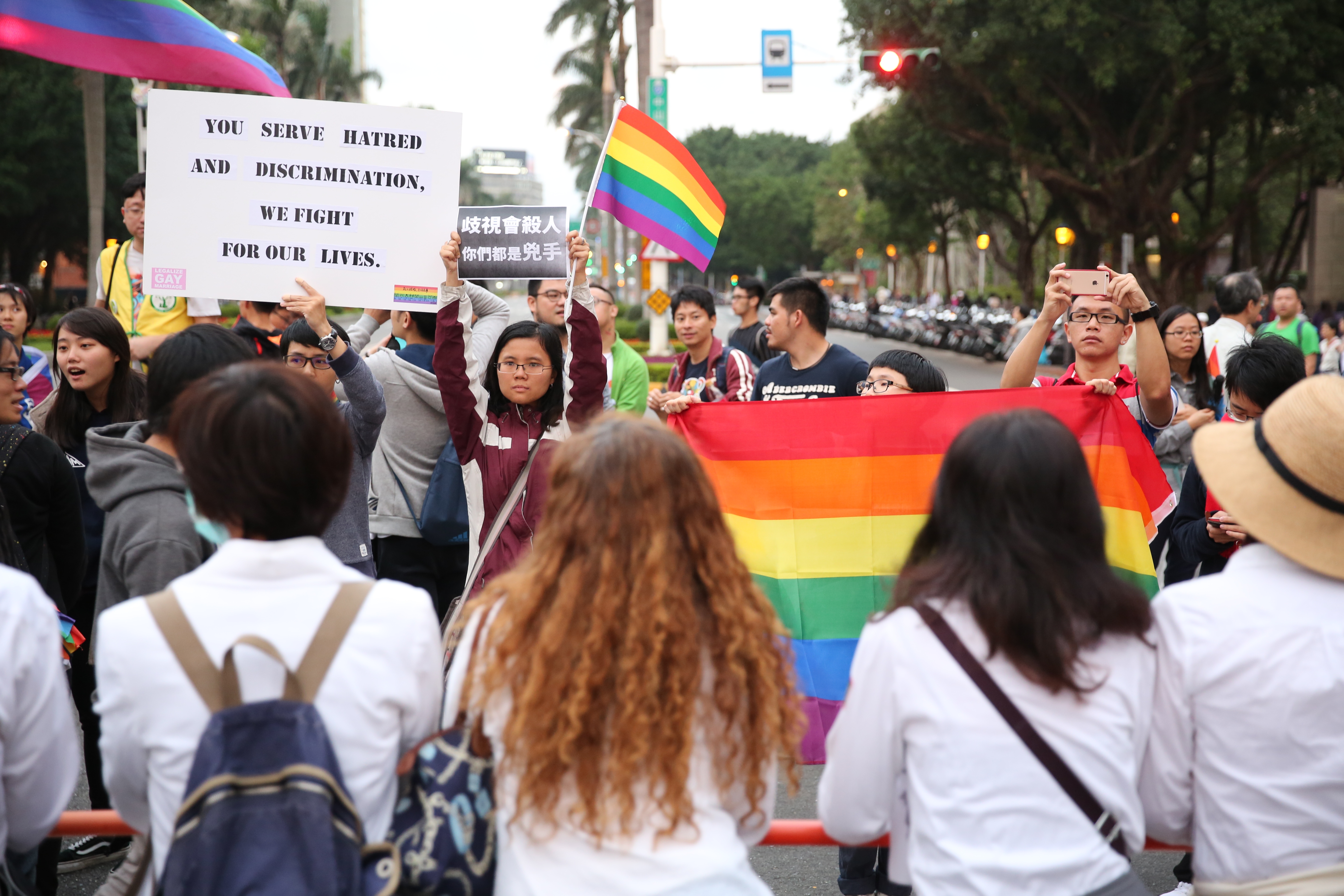 呂秋遠po文鼓勵同志接納自己，還藉此批評攻擊同性戀的人，「他們嘴上說神愛世人，但是實際行動卻是用神的名義汙衊人、攻擊人。」