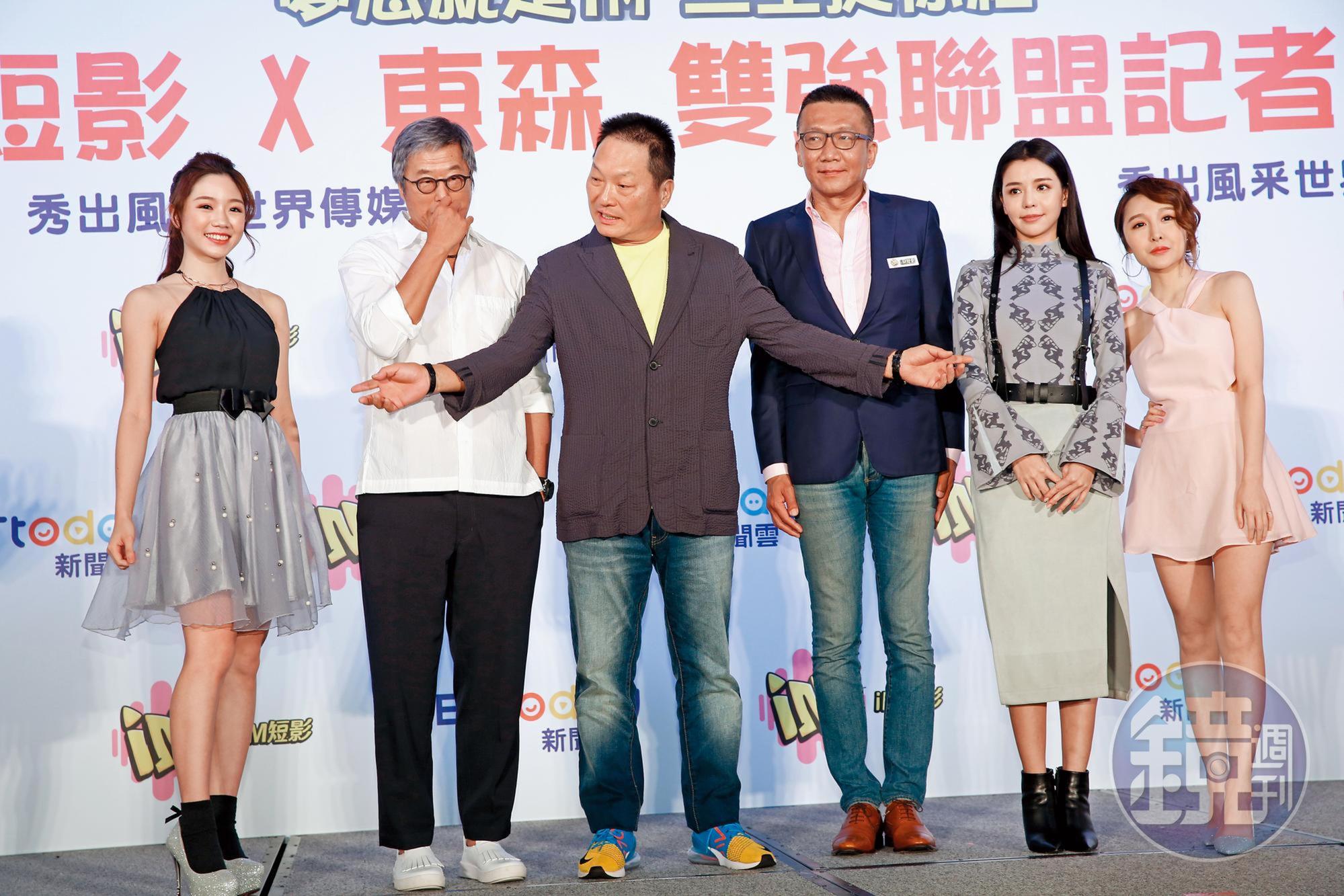 iM短影和電視台合作，強化娛樂、網路、影音的結合。由左至右為娜娜、王偉忠、王令麟、王貫中、李毓芬、若凡。
