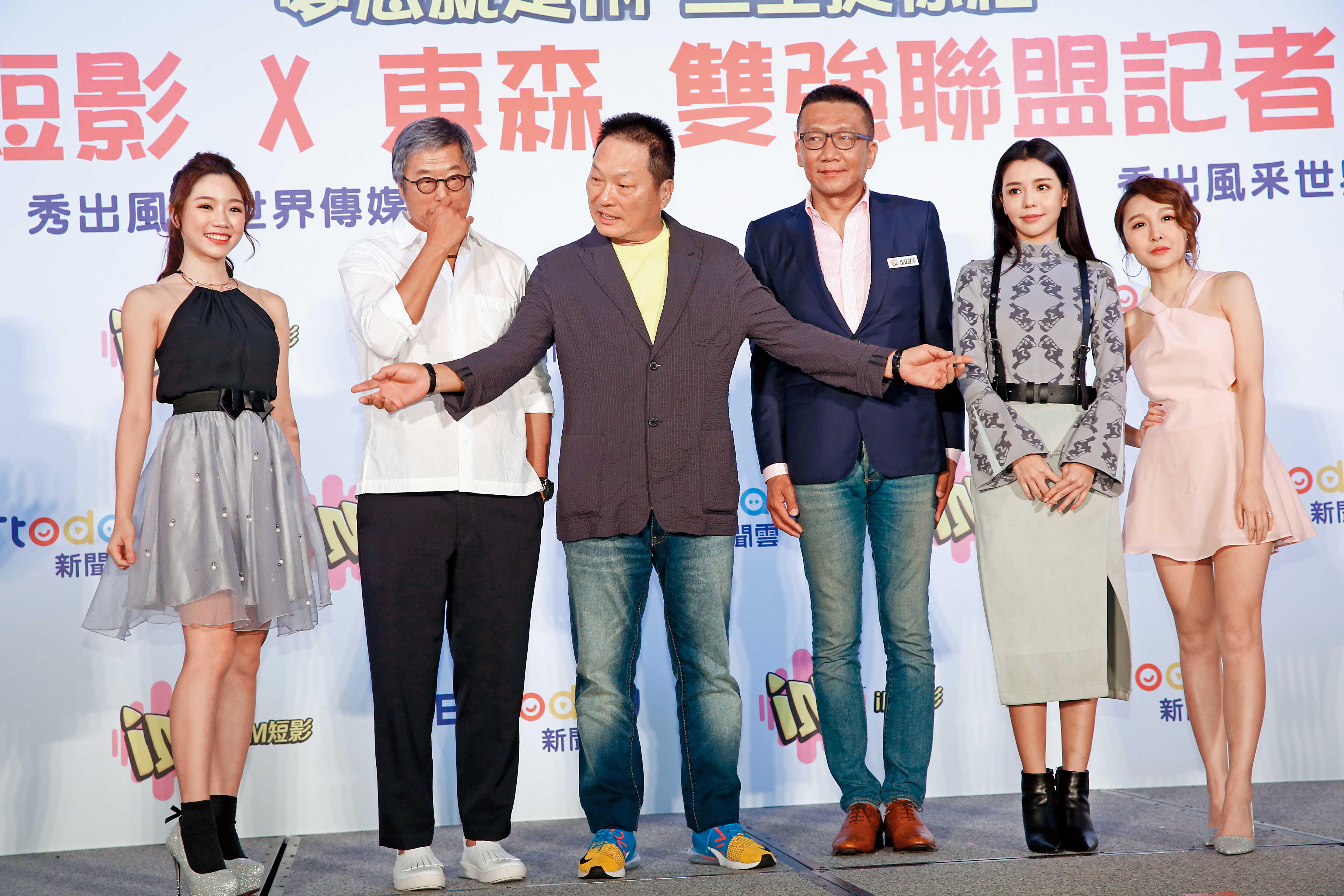 iM短影和電視台合作，強化娛樂、網路、影音的結合。由左至右為娜娜、王偉忠、王令麟、王貫中、李毓芬、若凡。