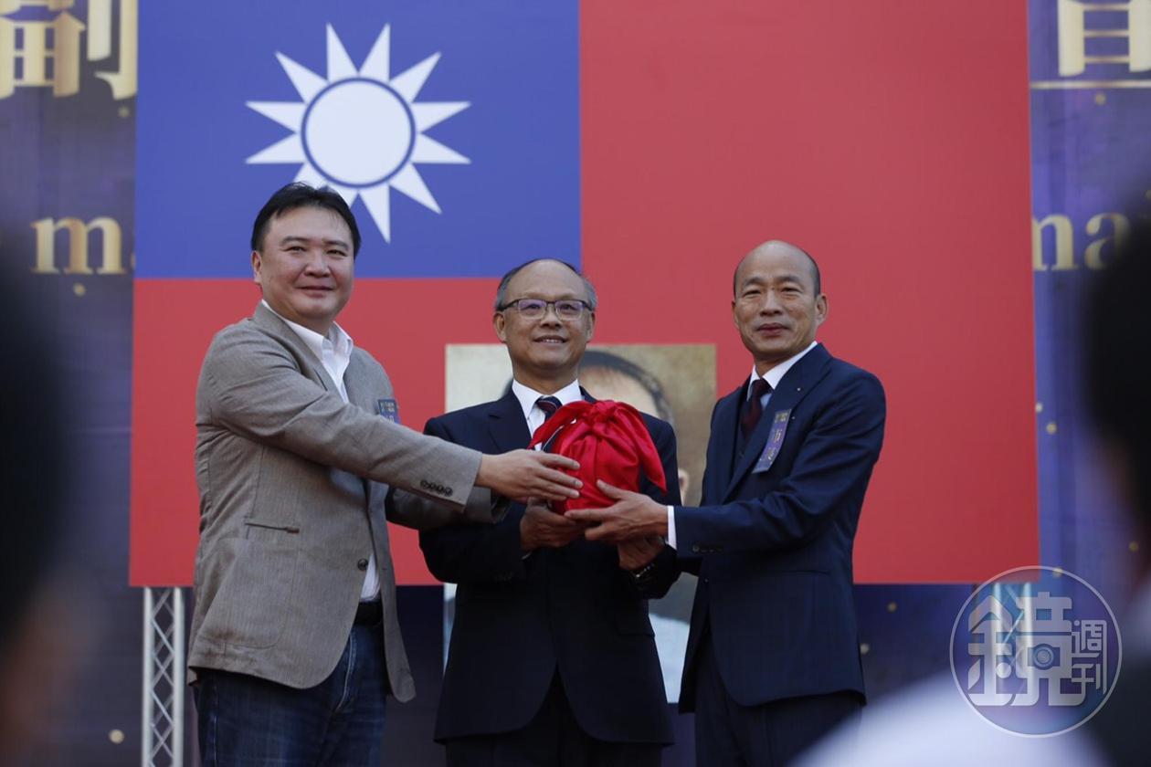 卸任的代理市長許立明（左）致詞時稱韓國瑜（右）為「最佳男主角」。