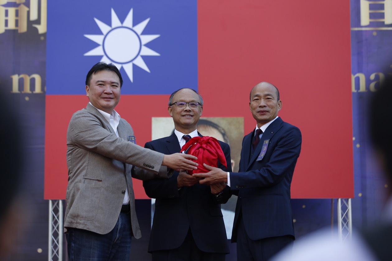 卸任的代理市長許立明(左)致詞時稱韓國瑜(右)為「最佳男主角」。