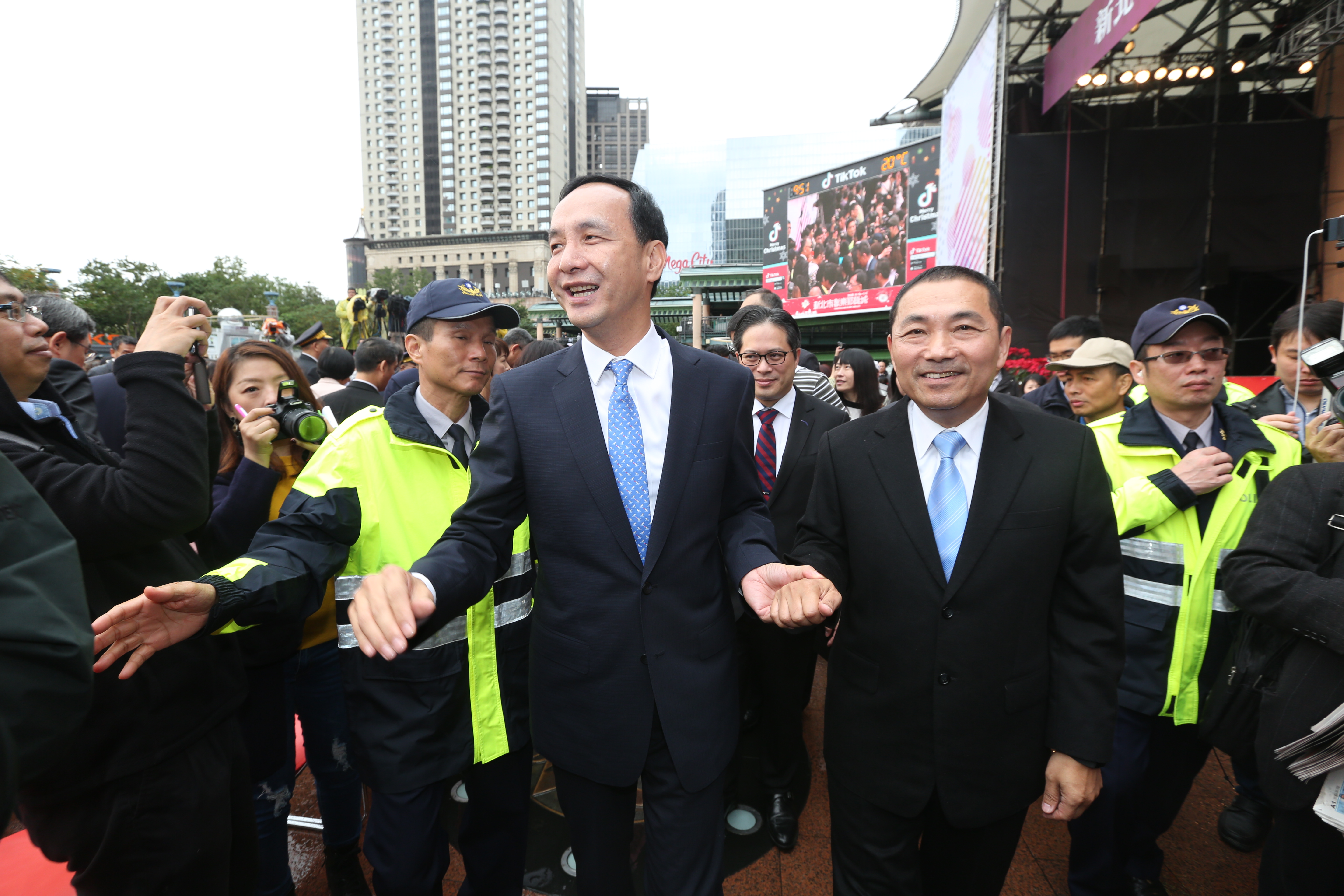 新北市第三任市長今宣誓就任，甫卸任新北市長朱立倫受訪時表示，他的目標很清楚，就是2020為台灣打拚。