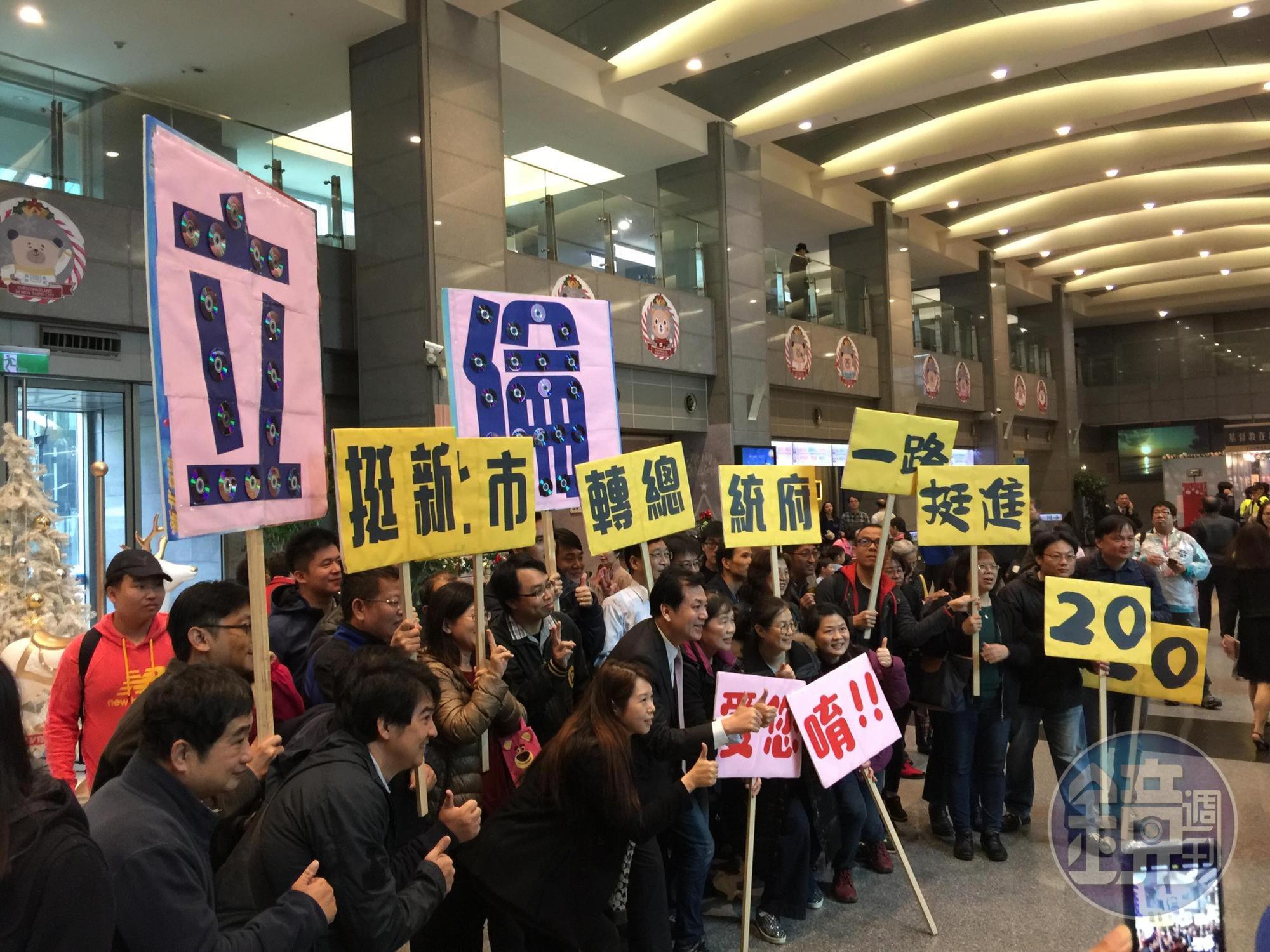 市府員工更自製標語高喊「立倫一路挺進2020」。