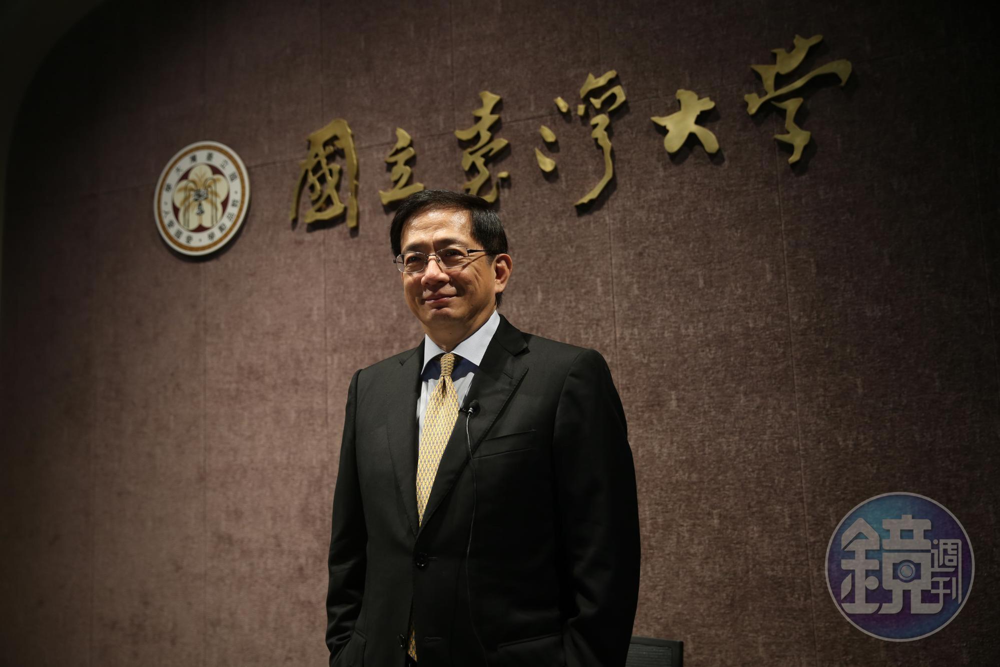 教育部長葉俊榮勉予同意，讓國發會前主委管中閔就任台大校長，為「卡管案」正式解套。