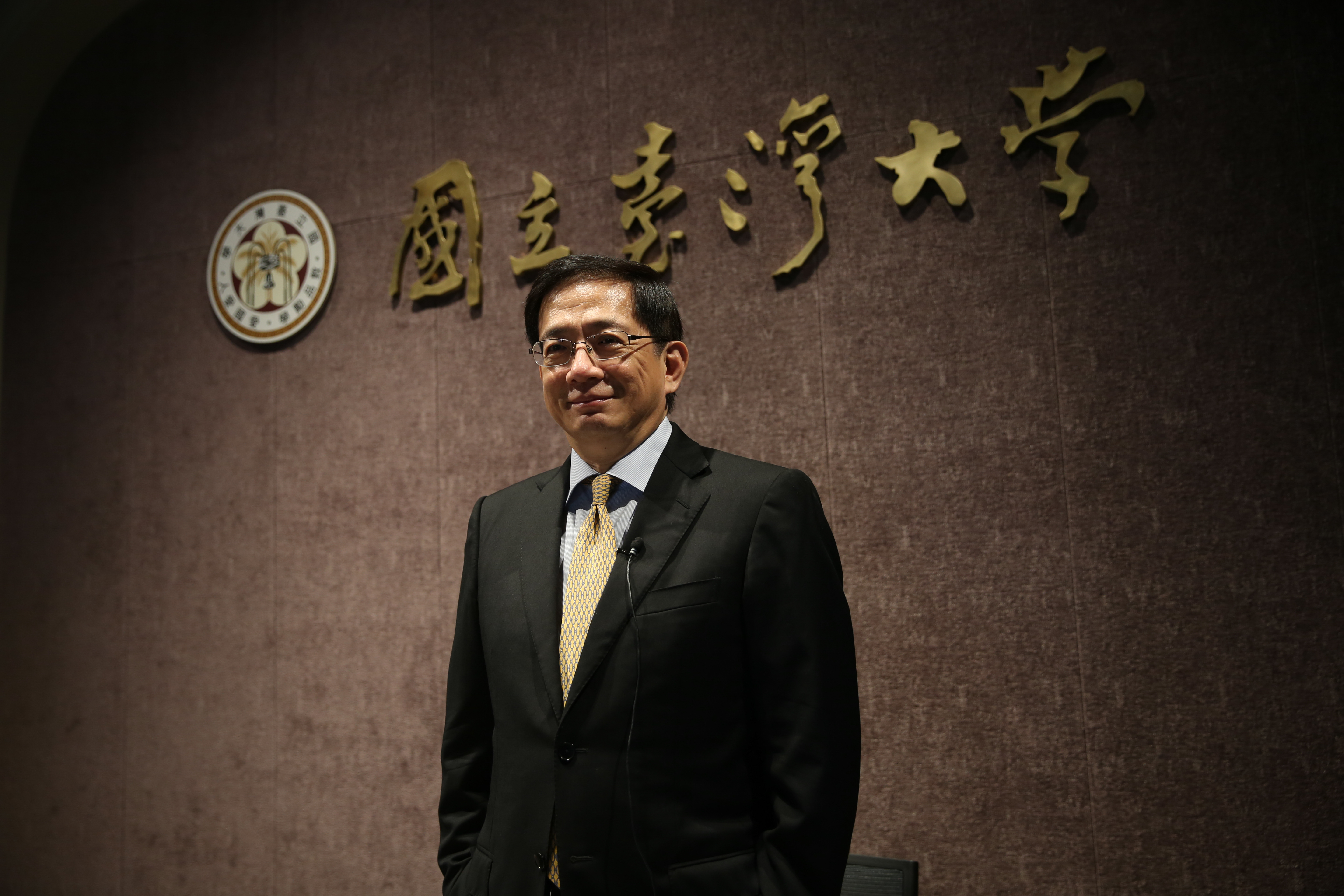 教育部長葉俊榮勉予同意,讓國發會前主委管中閔就任台大校長,為「卡管案」正式解套。