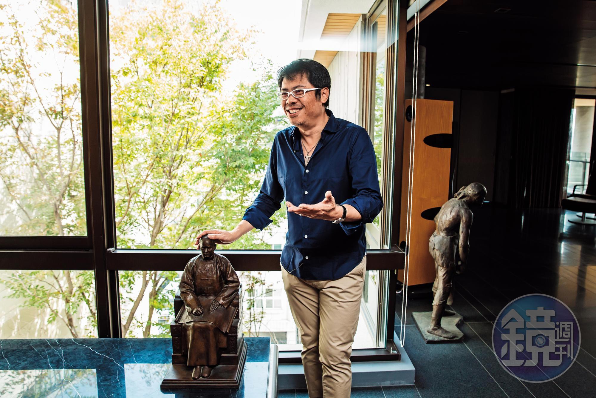 羅耕甫不像許多建築師只收藏昂貴名作，反而是看中作品歷史性，家中玄關擺了一座國父紀念館縮小版國父雕塑。