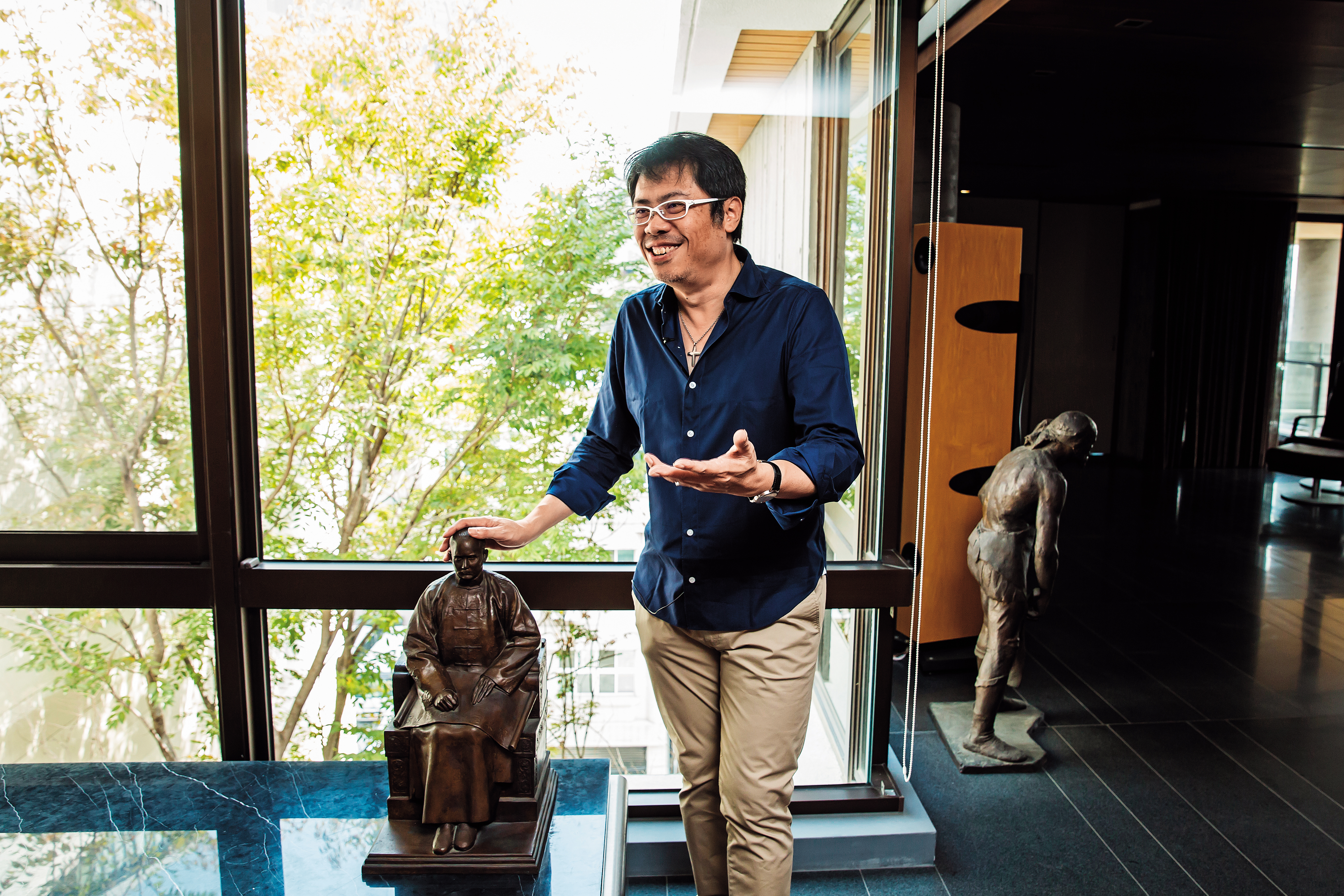 羅耕甫不像許多建築師只收藏昂貴名作，反而是看中作品歷史性，家中玄關擺了一座國父紀念館縮小版國父雕塑。
