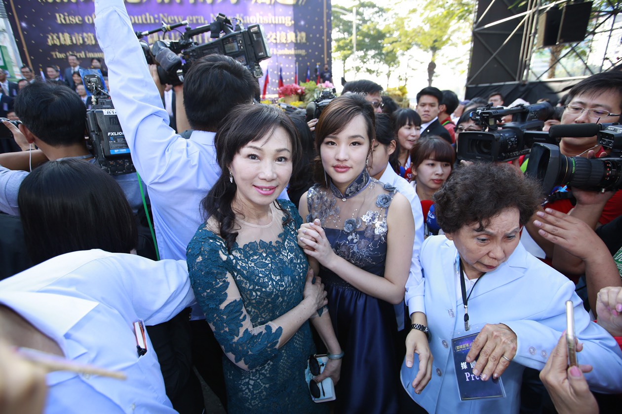 夫人李佳芬與大女兒韓冰就職典禮穿著改良式旗袍亮相，成為會場中亮點。