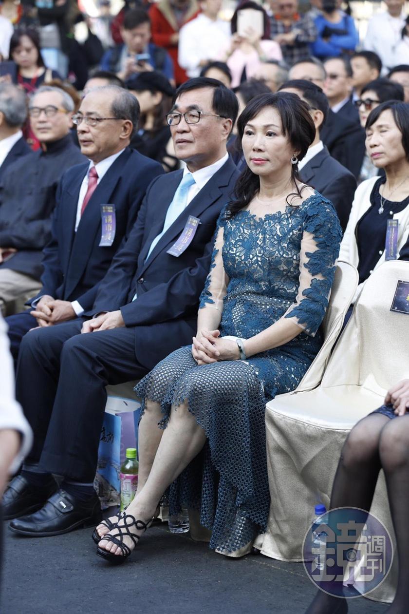 市長夫人李佳芬穿著綠色雪紡紗禮服，禮服上襯著繡花，露出鎖骨，美麗又不失典雅。