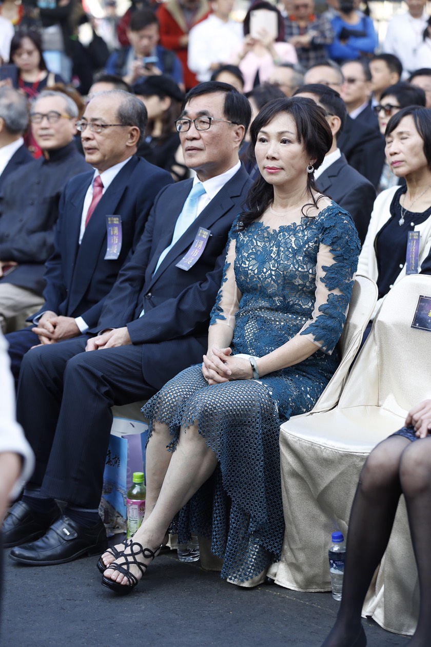 市長夫人李佳芬穿著綠色雪紡紗禮服,禮服上襯著繡花,露出鎖骨,美麗又不失典雅。