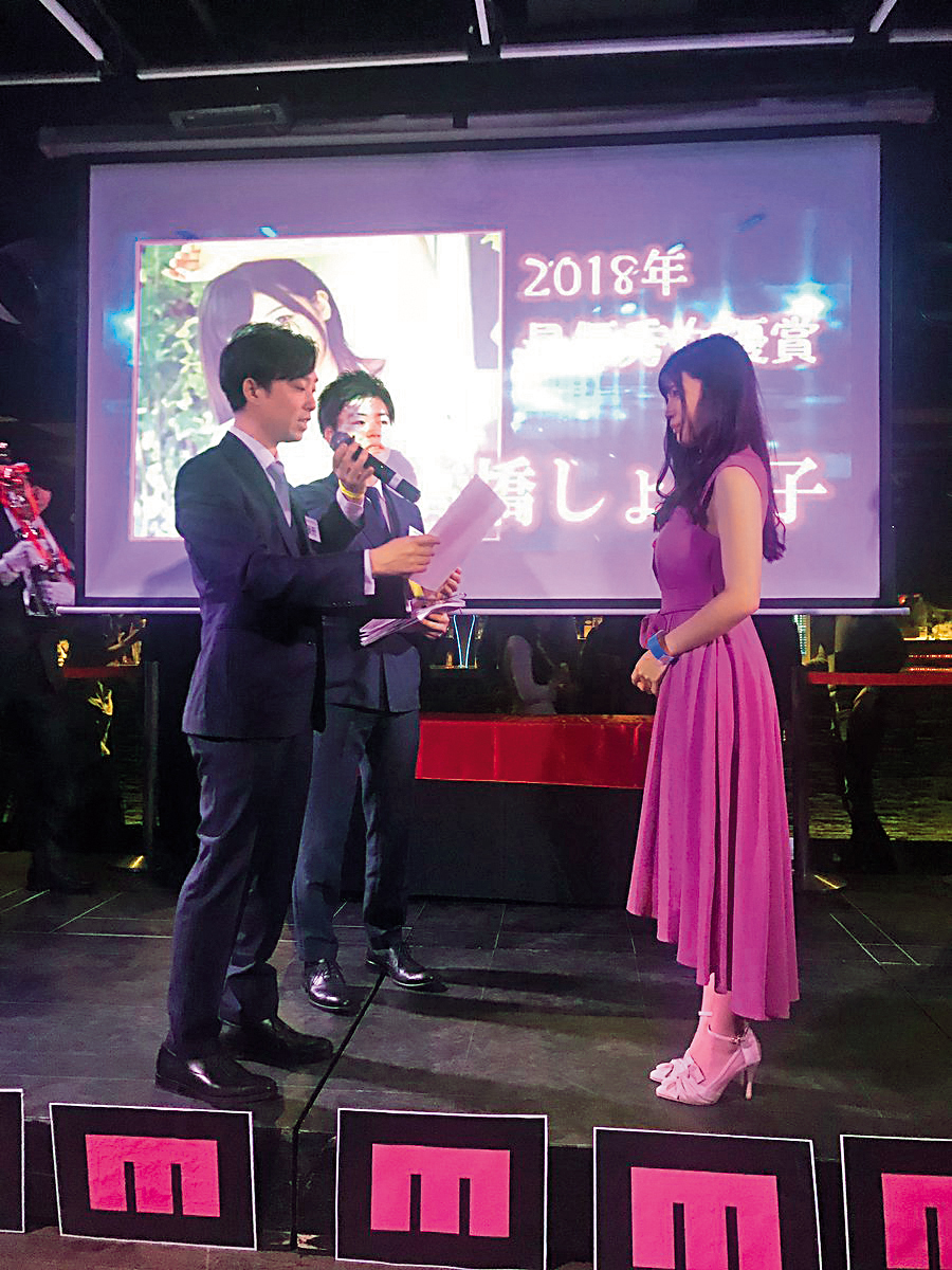 高橋聖子拿到MOODYZ片商頒發的2018最優秀女優賞，讓她超驚訝又感激。（翻攝自高橋聖子推特）