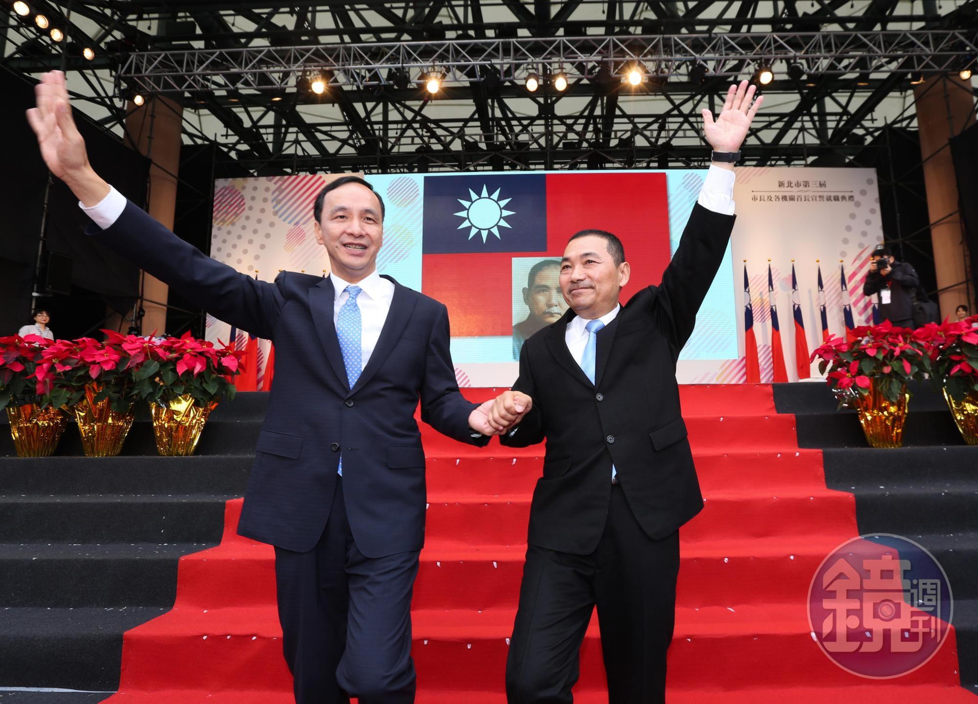 朱立倫(左)致詞時細數8年內的建設,他還讚侯友宜(右)上任第一天就能立即上手。