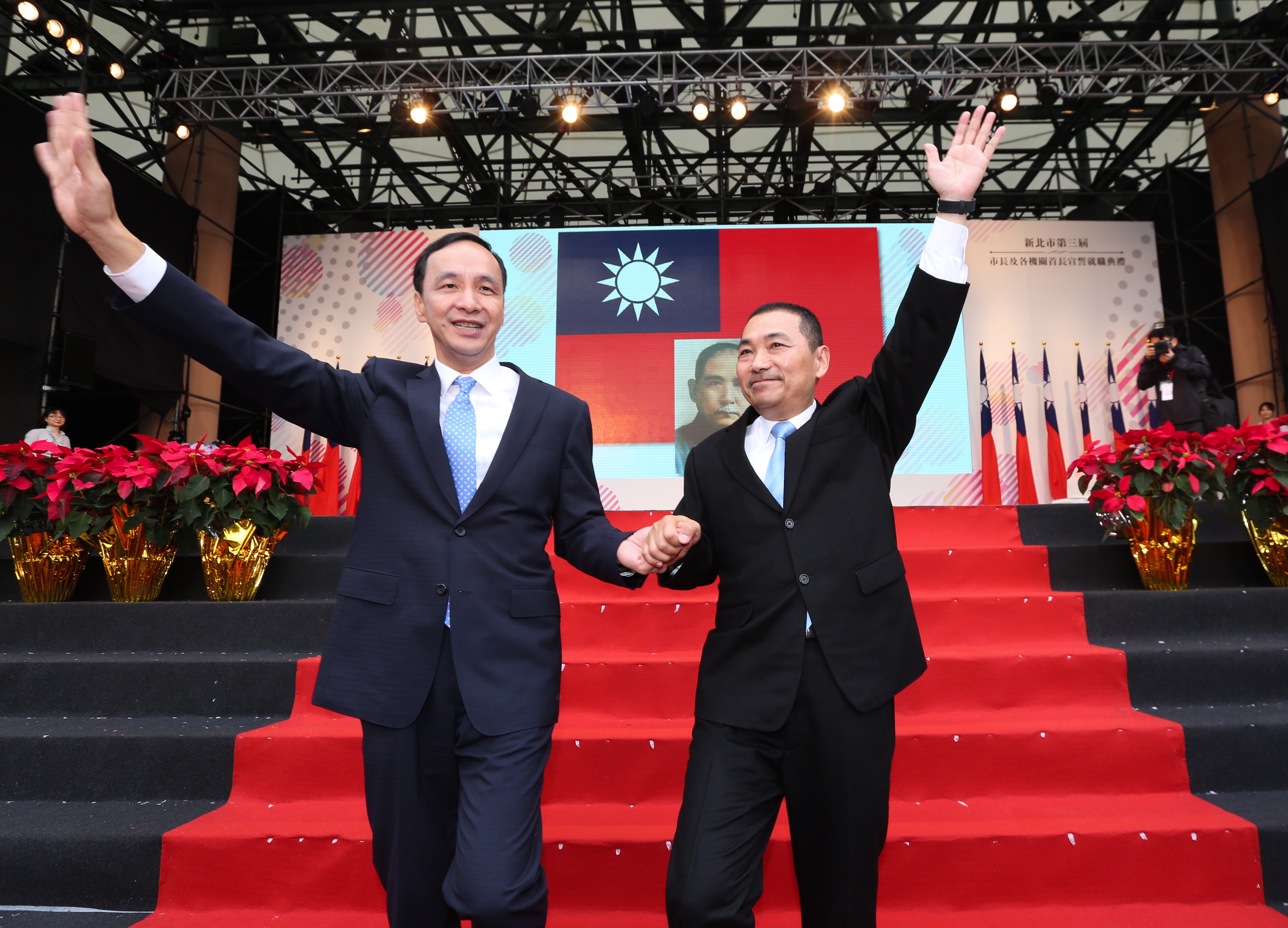 朱立倫（左）致詞時細數8年內的建設，他還讚侯友宜（右）上任第一天就能立即上手。