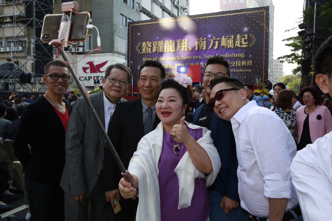 高雄市長就職典禮星光閃閃，藝人白冰冰和鄭進一沈玉琳、還有詹惟中和郭子乾。