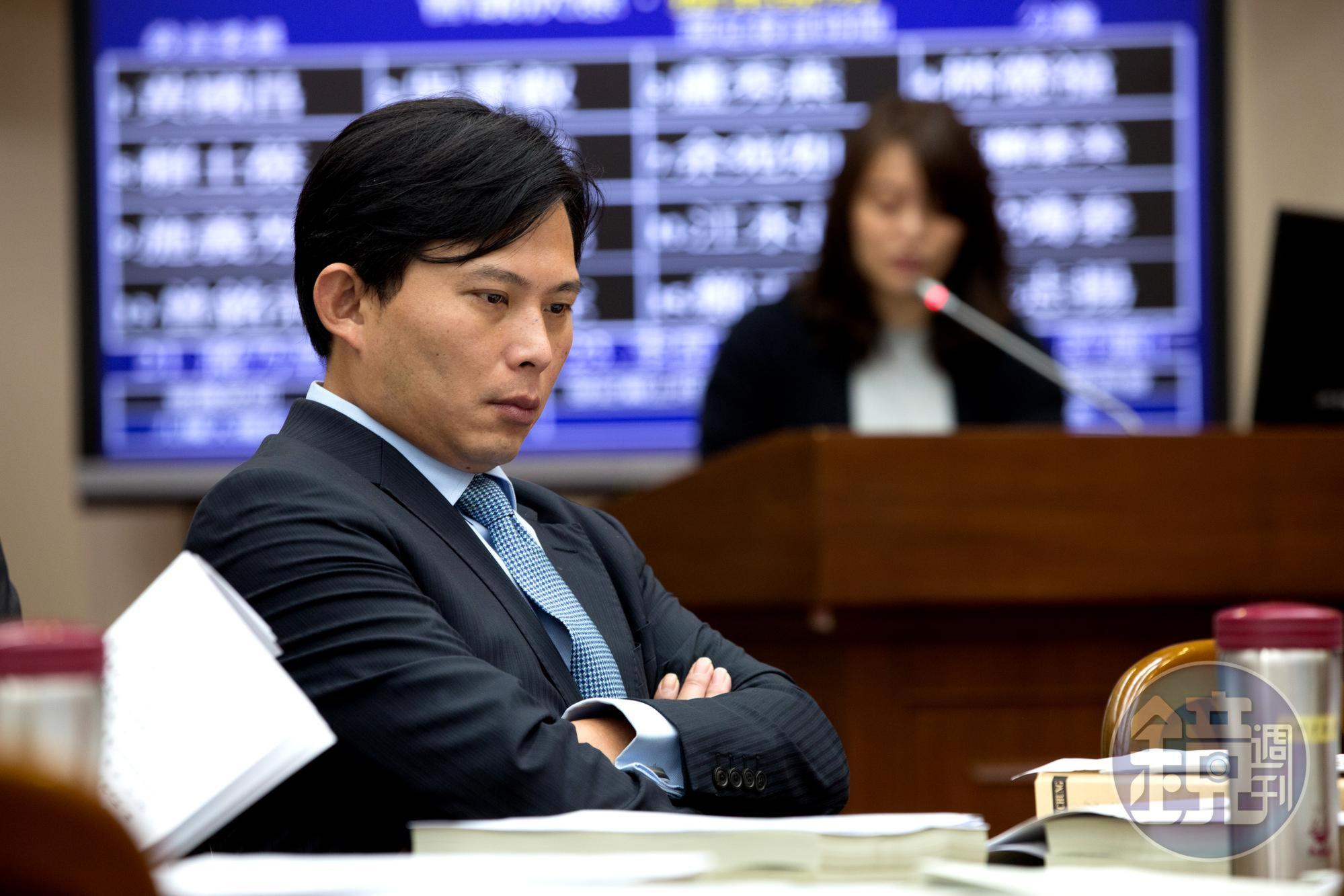 黃國昌表示,關於非洲豬瘟的裁罰果然是罰心酸的,在機場忙翻天的米格魯知道會哭。
