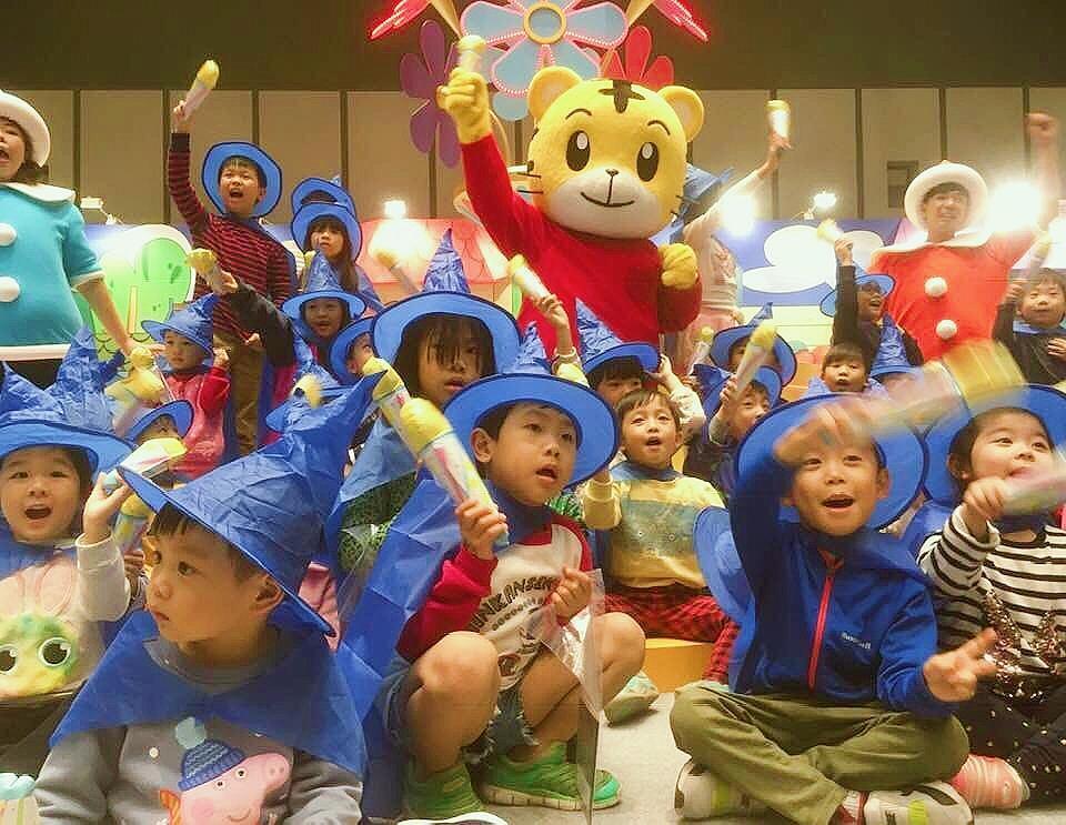 小朋友跟著《巧虎主體曲》唱跳,在魔法島噴泉廣場舞台上歡樂共舞。