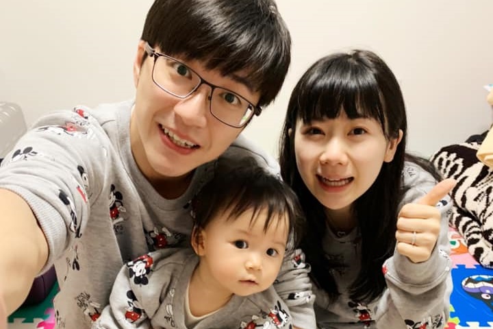 江宏傑在臉書PO出超萌全家福，祝粉絲聖誕快樂。（翻攝江宏傑粉絲專頁）