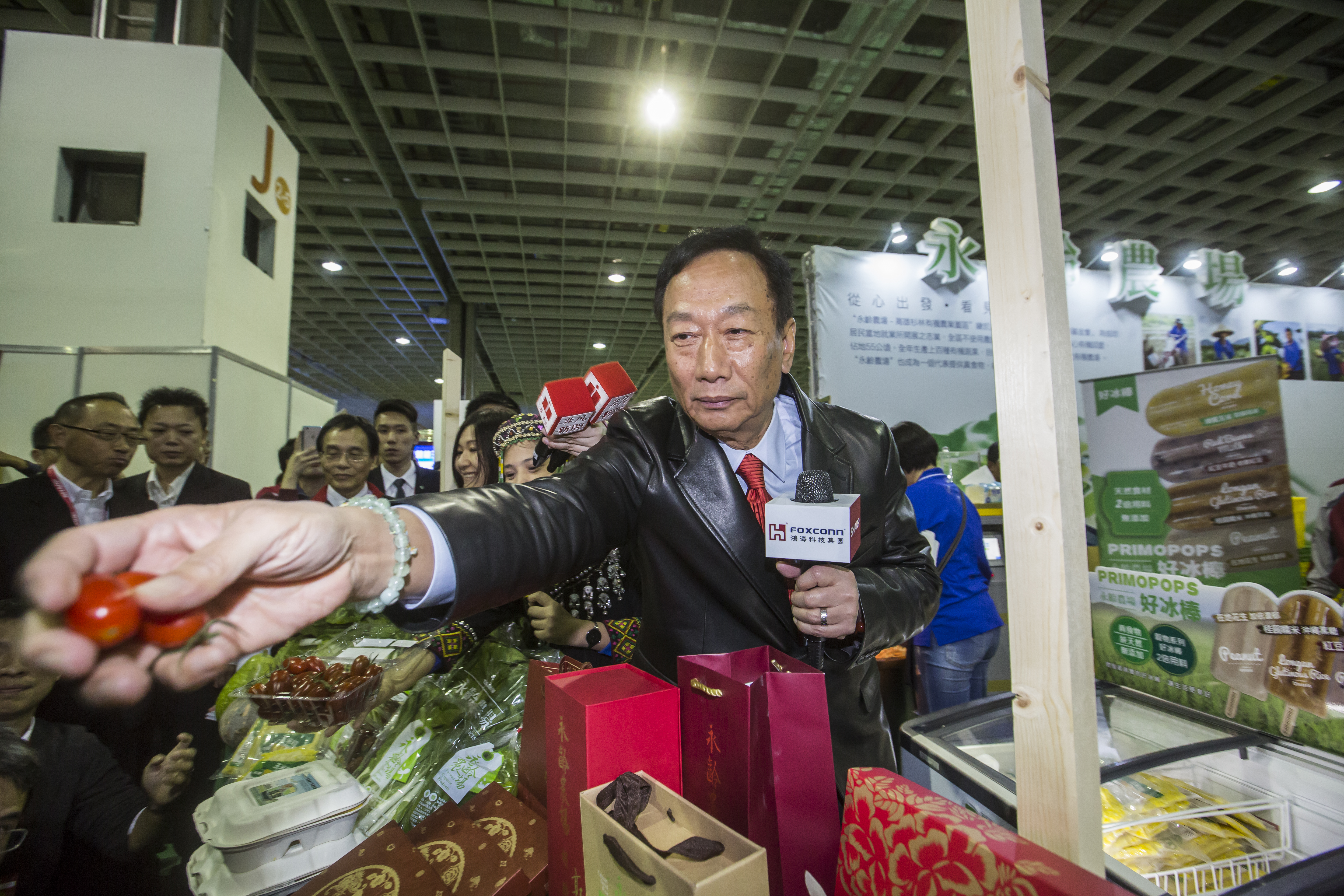 鴻海採購500萬高雄農特產品，轉贈當地教育機構，並強調會持續深耕高雄。