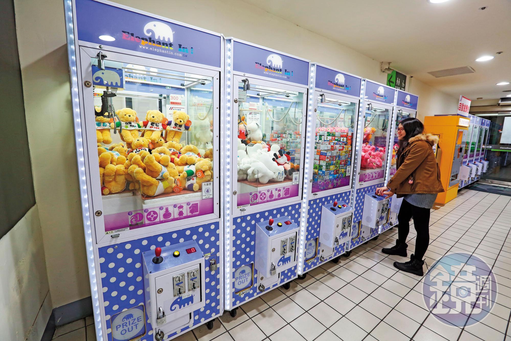 夾娃娃機店面在大街小巷暴增,跟店面「供給過剩」有關。