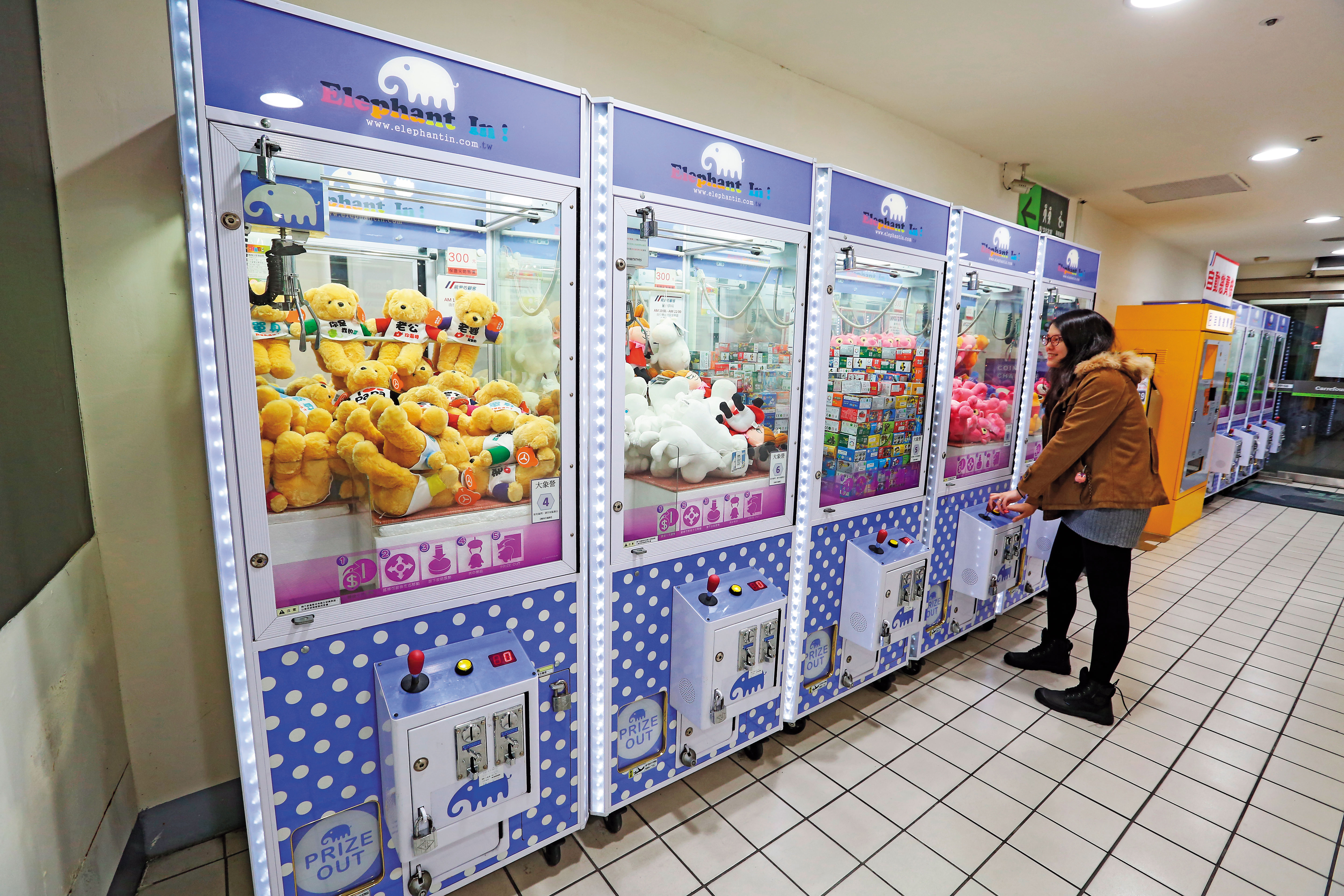 夾娃娃機店面在大街小巷暴增,跟店面「供給過剩」有關。