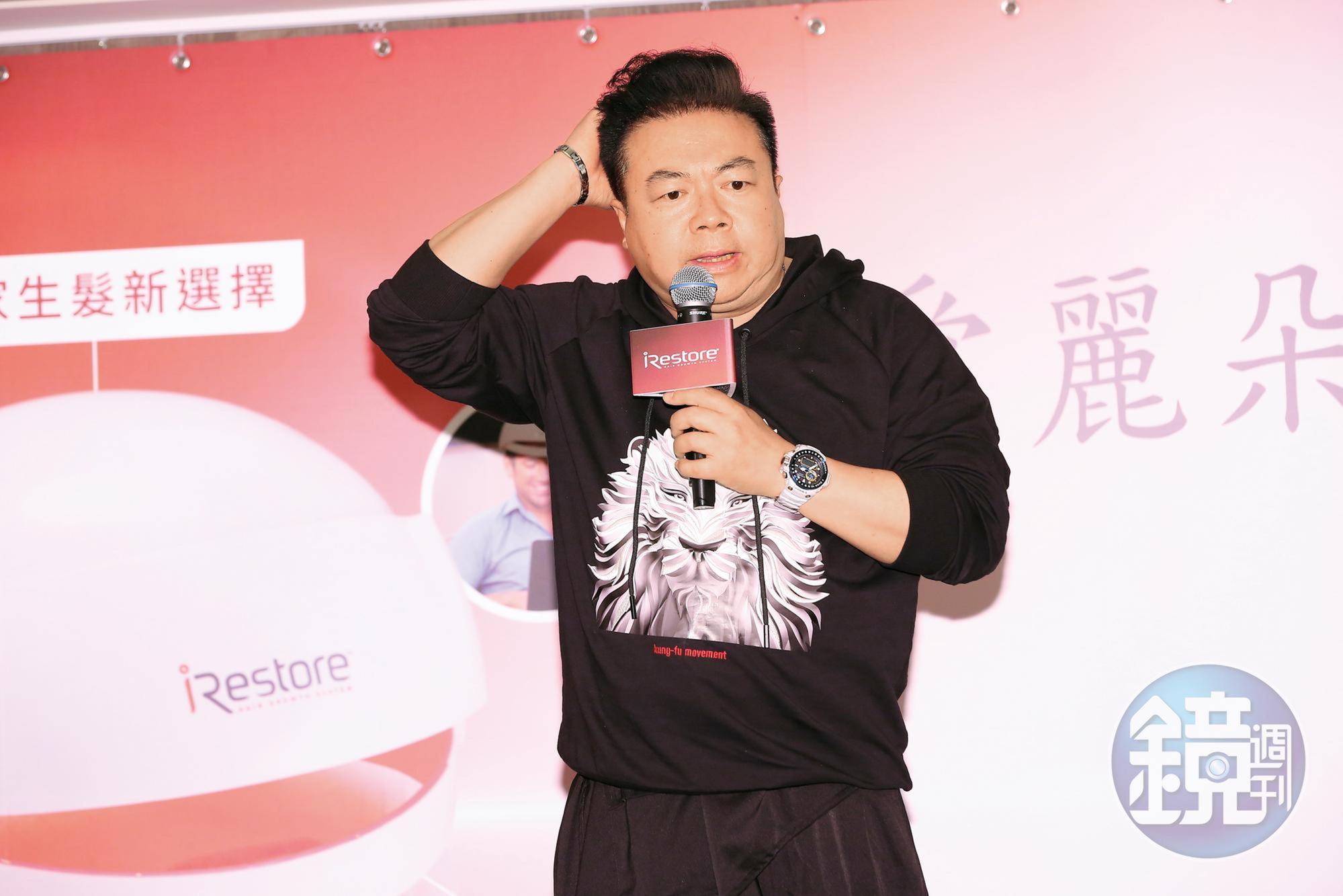 董至成的下巴肉層層堆疊，十分飽滿厚實，也讓他的脖子分外神祕。