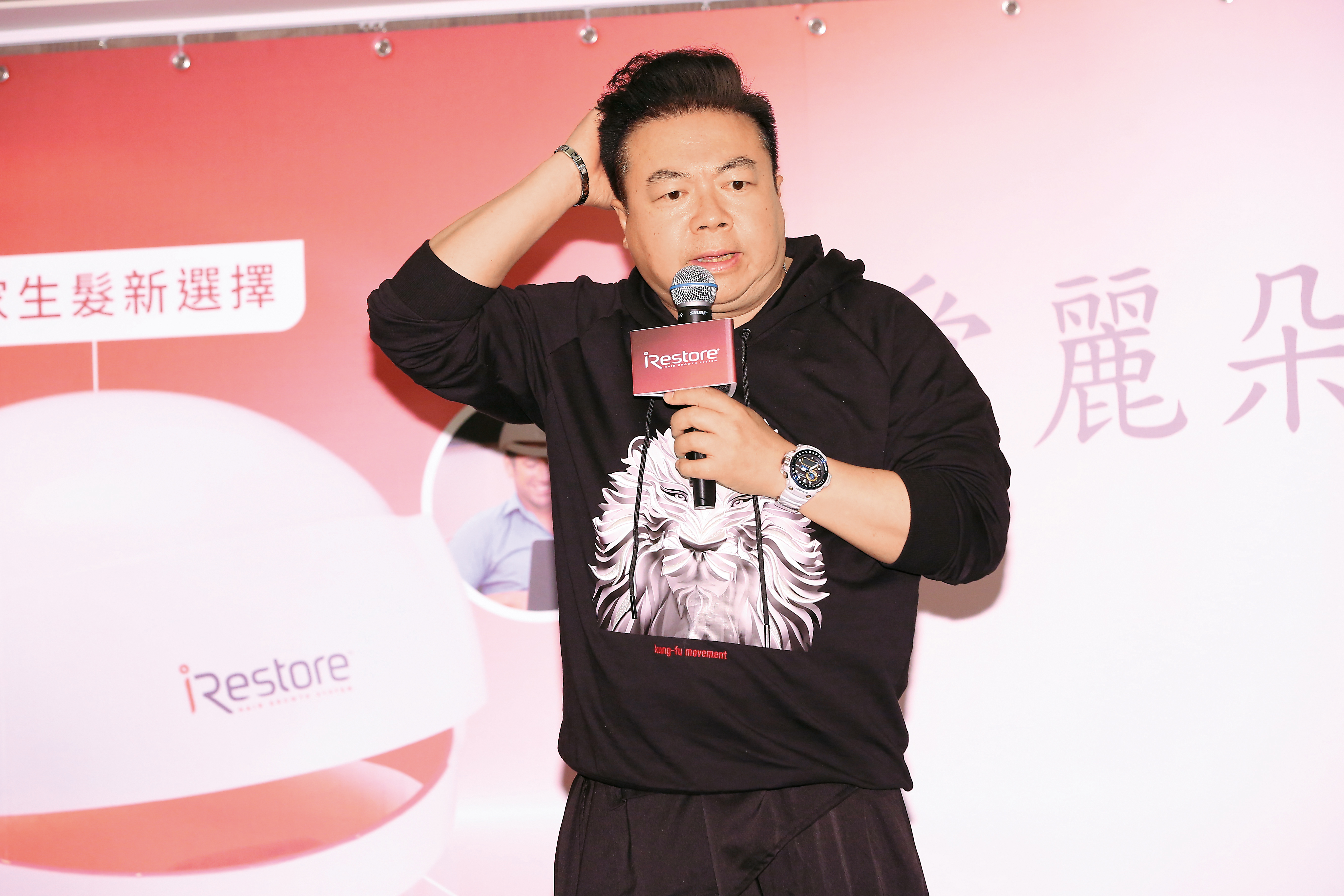 董至成的下巴肉層層堆疊，十分飽滿厚實，也讓他的脖子分外神祕。