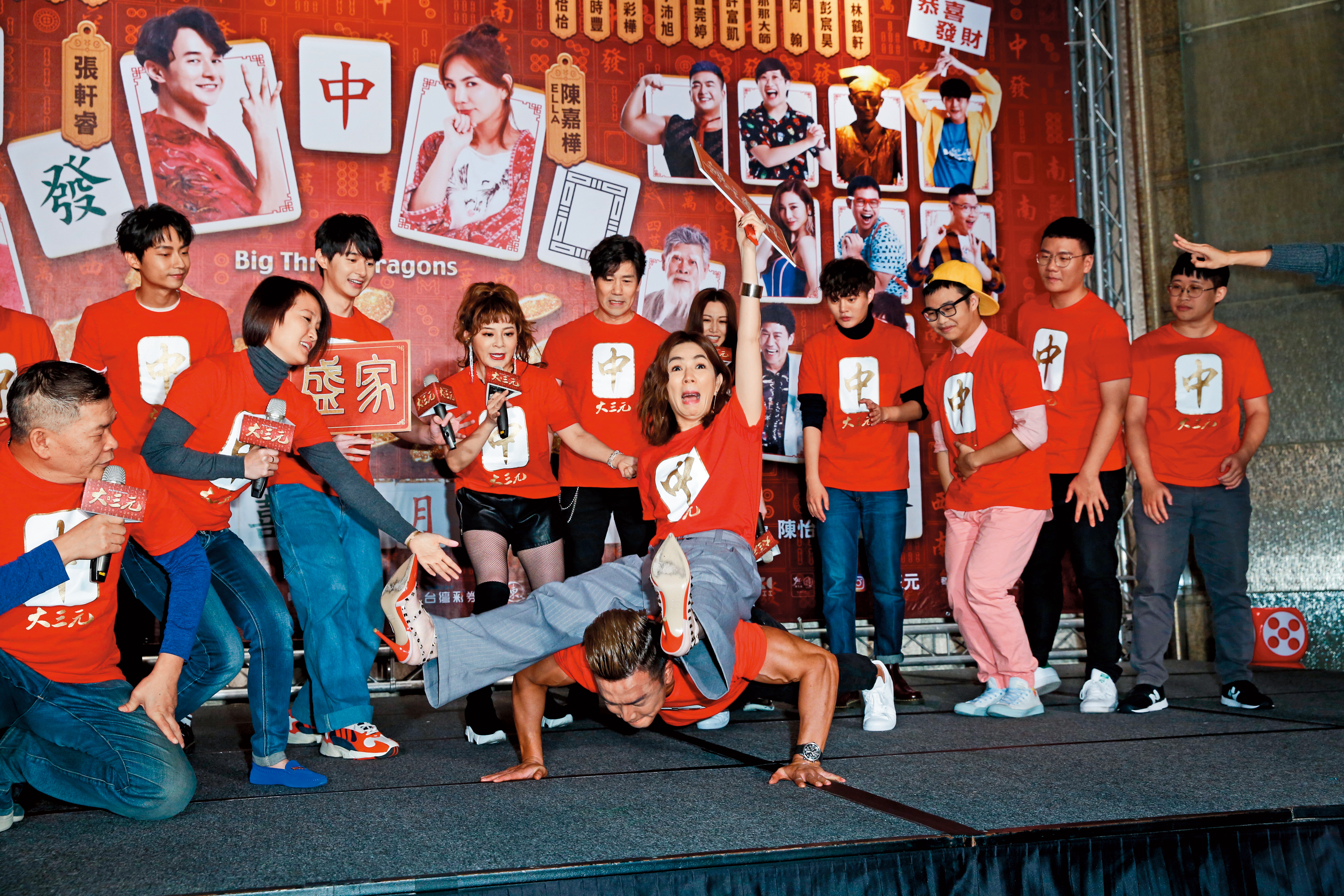 Ella騎在伏地挺身的李沛旭身上，看來在上面搖得很爽。