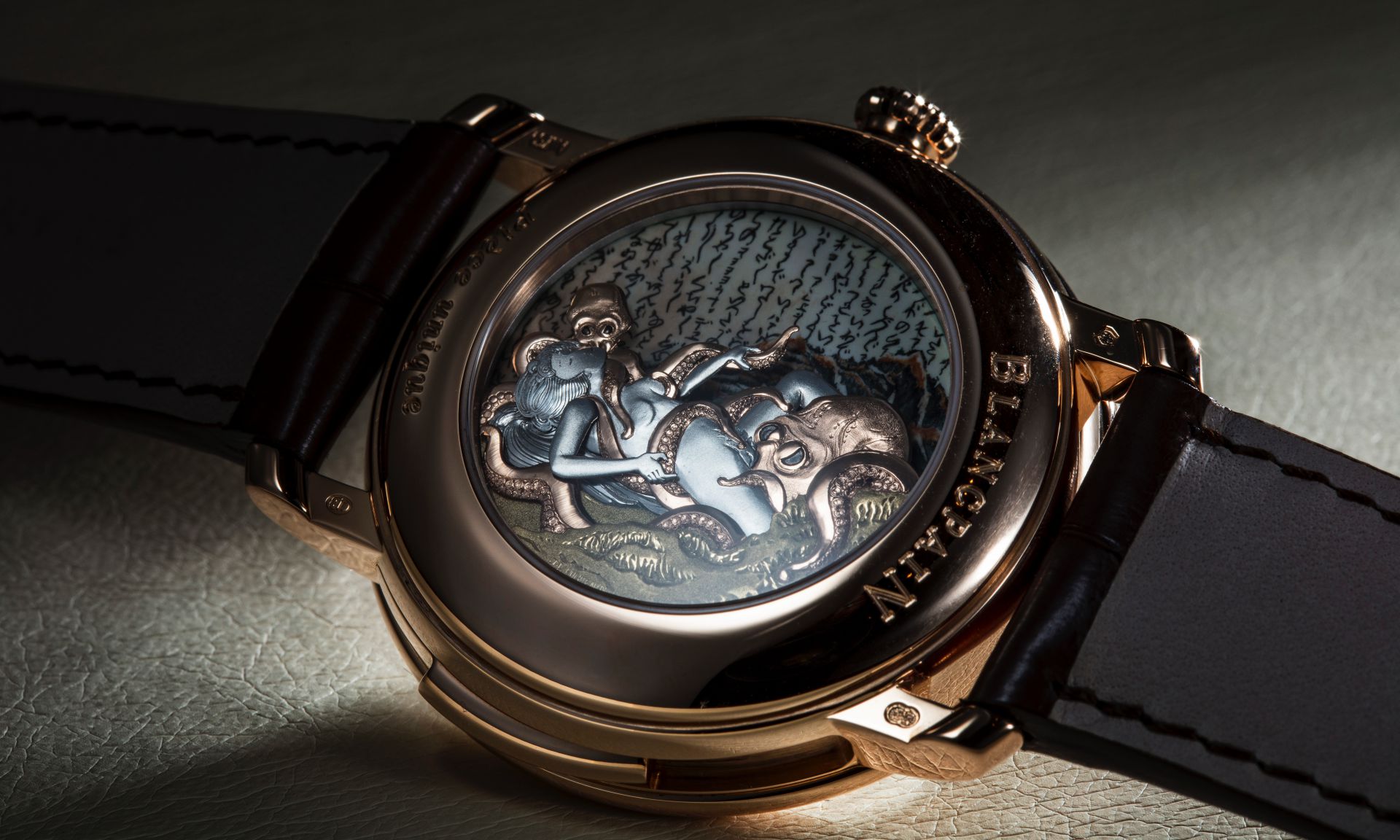 寶珀這款Villeret藝術大師春宮動態雕飾三問錶，腕錶正面採用蛋白石色面盤，搭配金質時、分針顯示時間，簡潔俐落。而藏在這洗鍊外表底下的，則是首度結合琺瑯微繪的三問活動人偶機制。為了忠實呈現葛飾北齋畫作，工匠以琺瑯微繪繪出直式書寫的書法背景，再整合金雕工藝、三問報時結構，以及與報時聲音配合的活動人偶關節設計。整個畫作微縮到40mm的方圓裡，還能模擬原作之筆觸，實在非常厲害。功能：時、分指示；三問報時；活動人偶機制；機芯：手上鏈機芯；售價約NT$9,519,000。