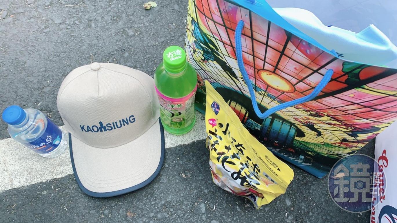 高雄市長韓國瑜送參加典禮的貴賓一袋伴手禮，裡頭有麻花捲和帽子，相當貼心。（翻攝自網路）