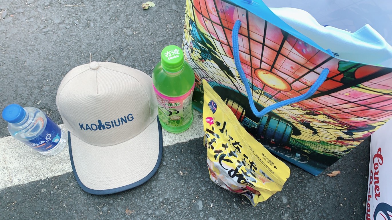 高雄市長韓國瑜送參加典禮的貴賓一袋伴手禮，裡頭有麻花捲和帽子，相當貼心。（翻攝自網路）