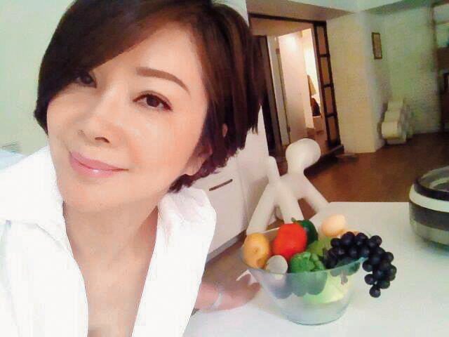 陳美鳳以前在秀場以艷麗出名，引來許多人追求。（翻攝自陳美鳳臉書）