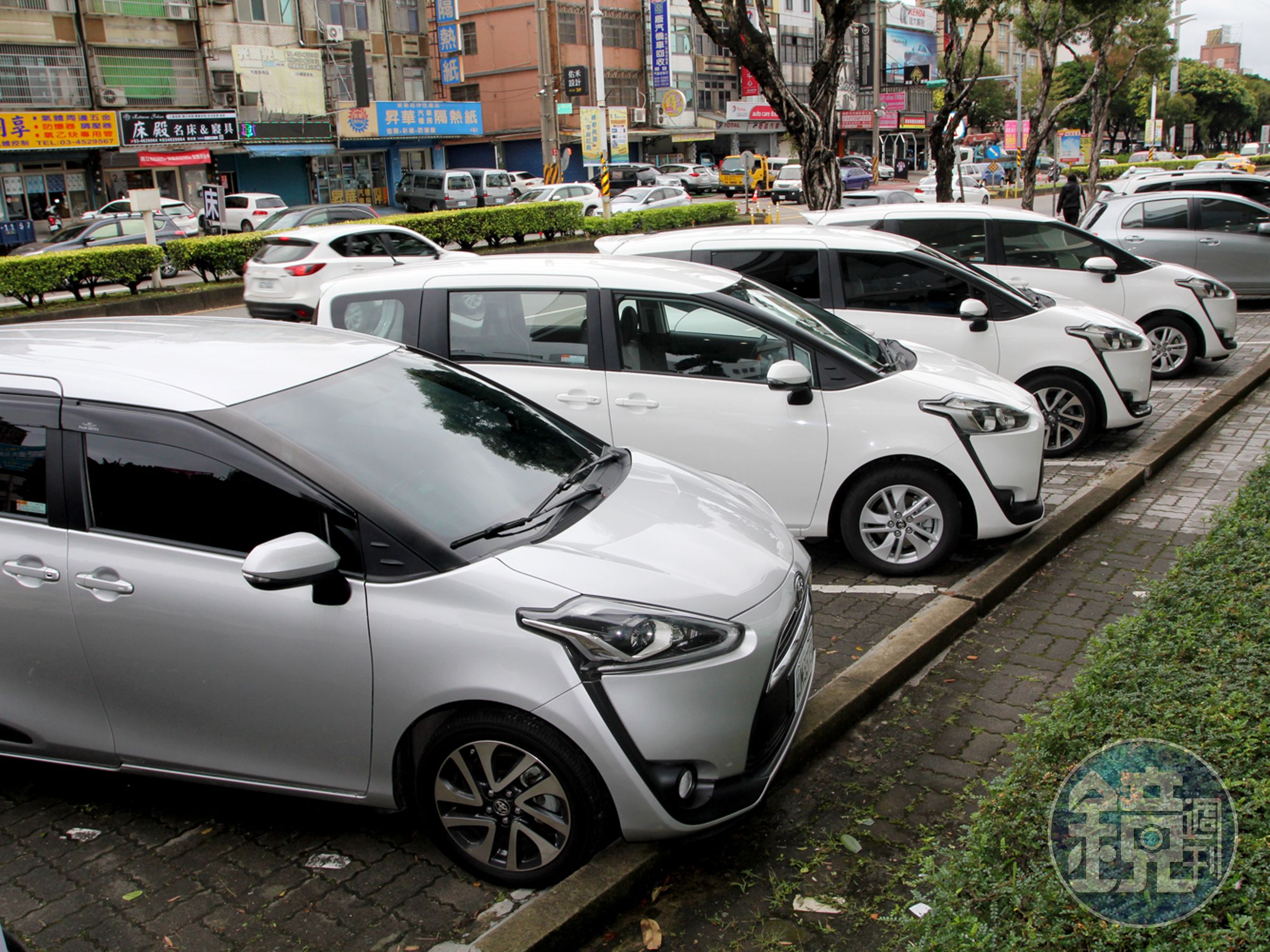 本次愛心送暖行動的「馴鹿雪橇」---四部TOYOTA Sienta。