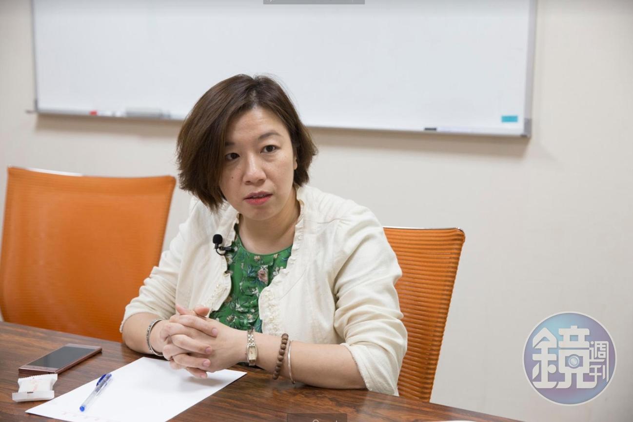 立委林靜儀呼籲健保署修健保法施行細則,建議2年未入境民眾就先停保,返國後半年才能復保。