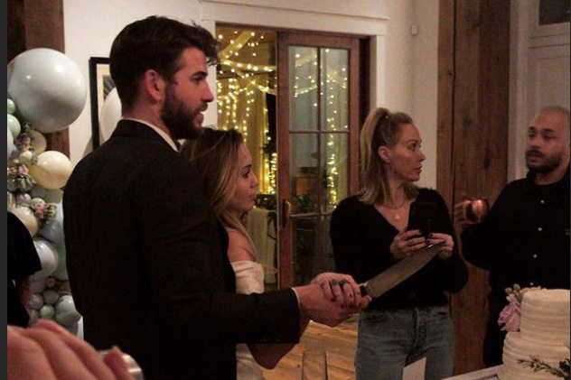 美國歌手麥莉傳和連恩漢斯沃在平安夜完婚。（翻攝自Conrad Carr Instagram）